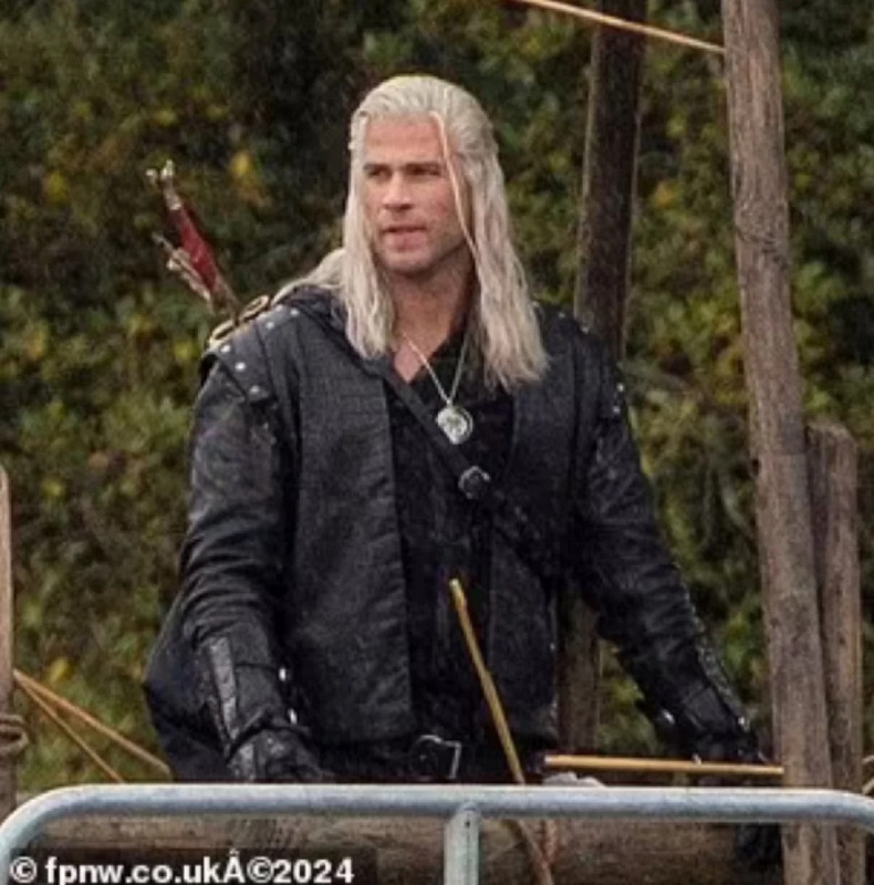La star de Matrix en vampire : les premières images du tournage de la quatrième saison de The Witcher avec Liam Hemsworth et Laurence Fishburne ont été publiées.-4 La star de Matrix en vampire : les premières images du tournage de la quatrième saison de The Witcher avec Liam Hemsworth et Laurence Fishburne ont été publiées.-4