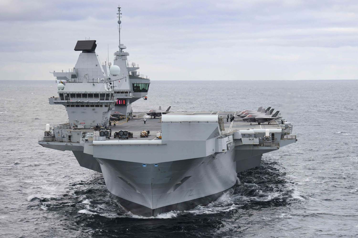Le porte-avions britannique HMS Queen Elizabeth, qui transporte des chasseurs de cinquième génération F-35B Lightning II, est passé sous le commandement de l'OTAN pour la première fois dans l'histoire.-2 Le porte-avions britannique HMS Queen Elizabeth, qui transporte des chasseurs de cinquième génération F-35B Lightning II, est passé sous le commandement de l'OTAN pour la première fois dans l'histoire.-2