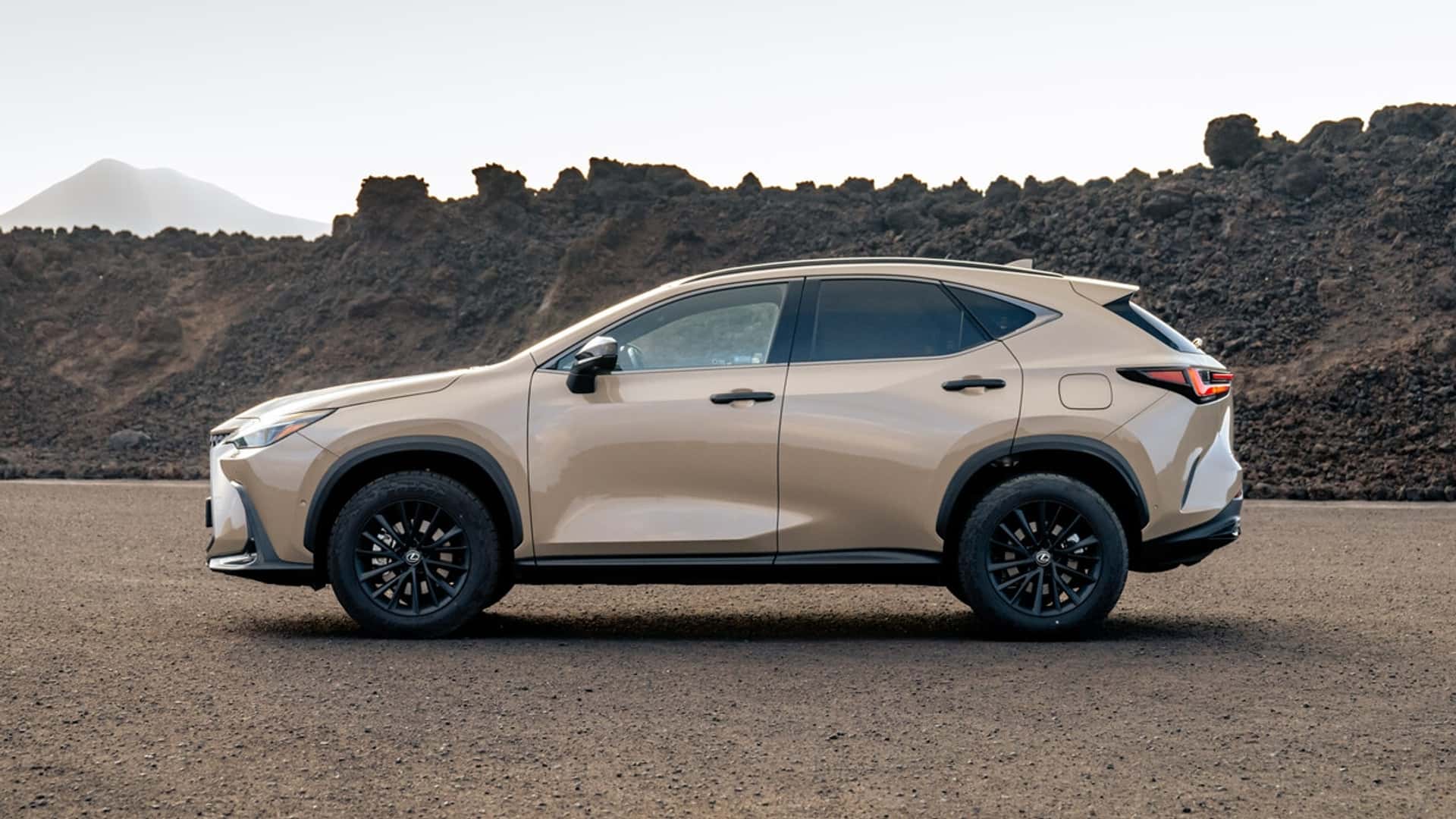 Lexus NX Overtrail en mouvement Lexus NX Overtrail en mouvement