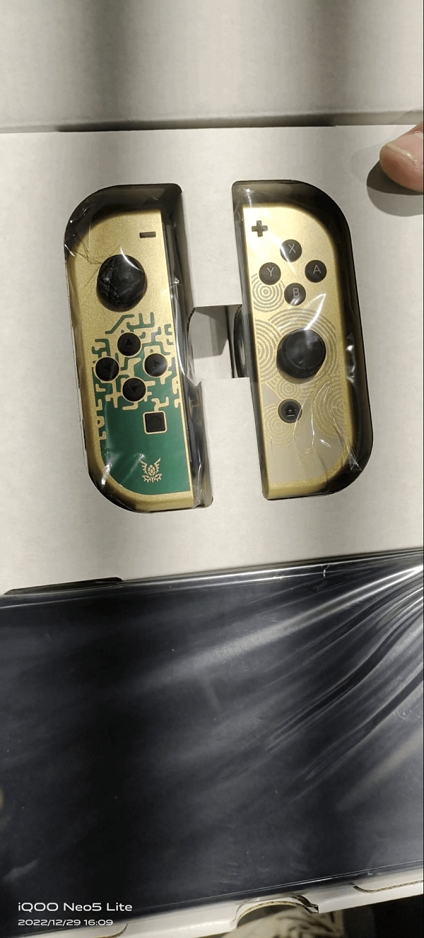 Des photos d'une Nintendo Switch OLED en édition limitée dans le style de The Legend of Zelda : Tears of the Kingdom ont été divulguées en ligne.-5 Des photos d'une Nintendo Switch OLED en édition limitée dans le style de The Legend of Zelda : Tears of the Kingdom ont été divulguées en ligne.-5