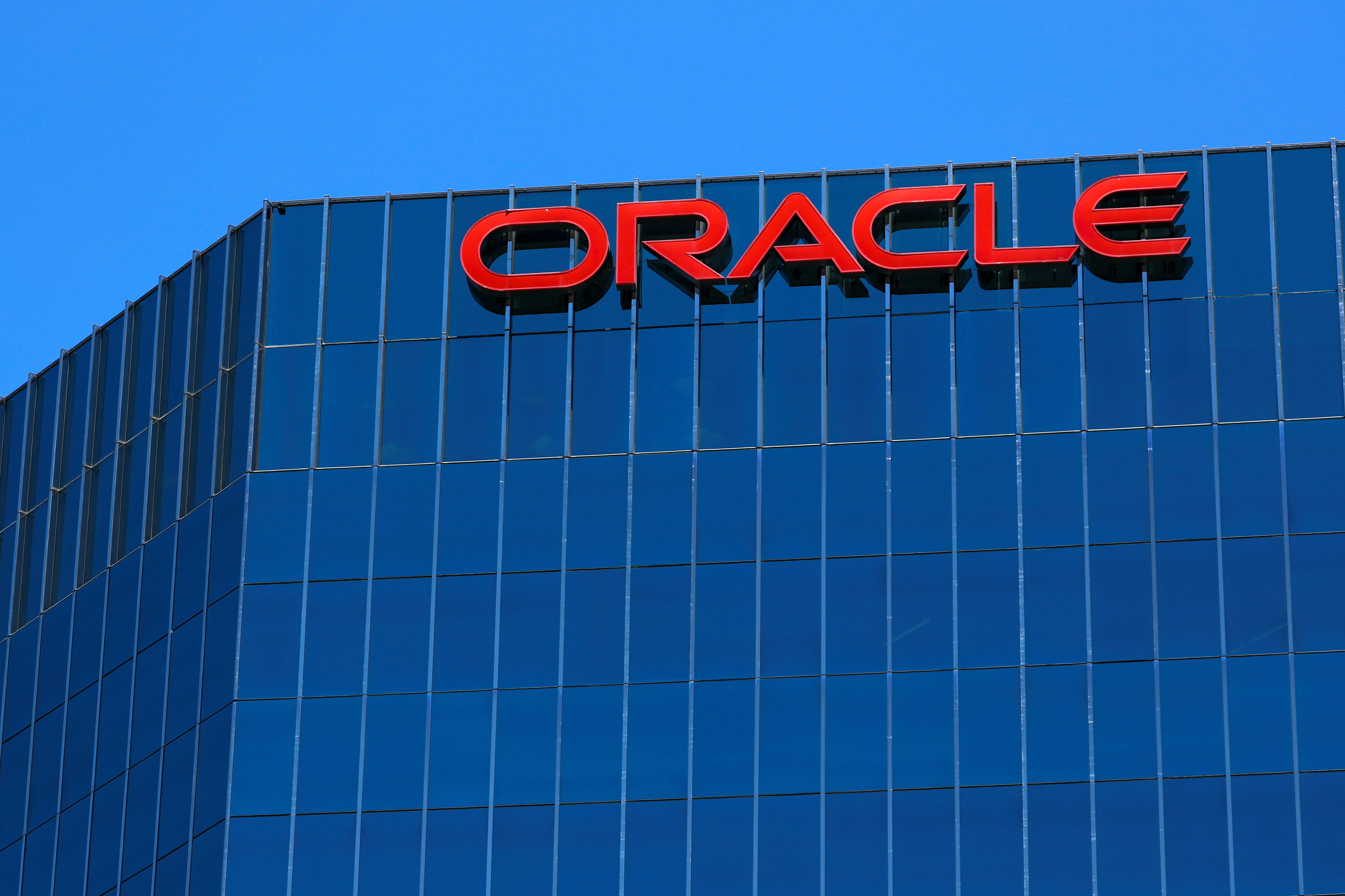 Oracle Corporation Oracle est une société américaine, leader dans le développement de logiciels et fournisseur de matériel serveur pour les entreprises.