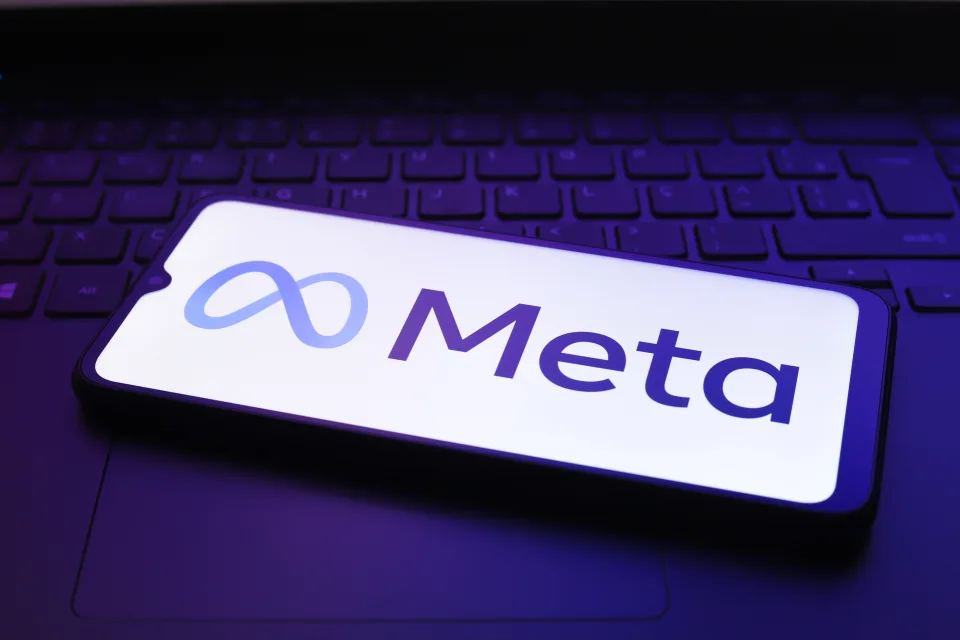 Meta logo sur un smartphone Meta logo sur un smartphone