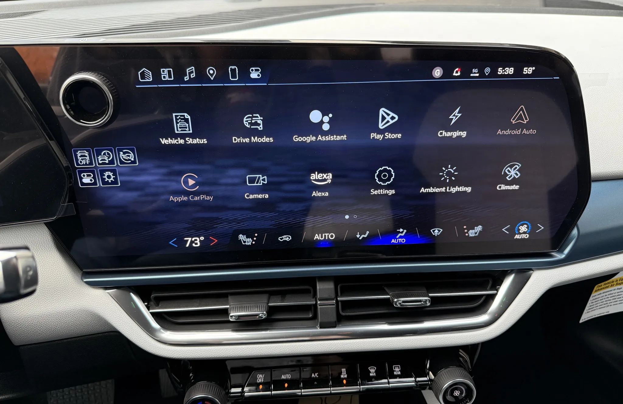 Intégration d'Apple CarPlay et d'Android Auto dans les véhicules GM. Illustration : White Automotive White Automotive and Media Services Intégration d'Apple CarPlay et d'Android Auto dans les véhicules GM