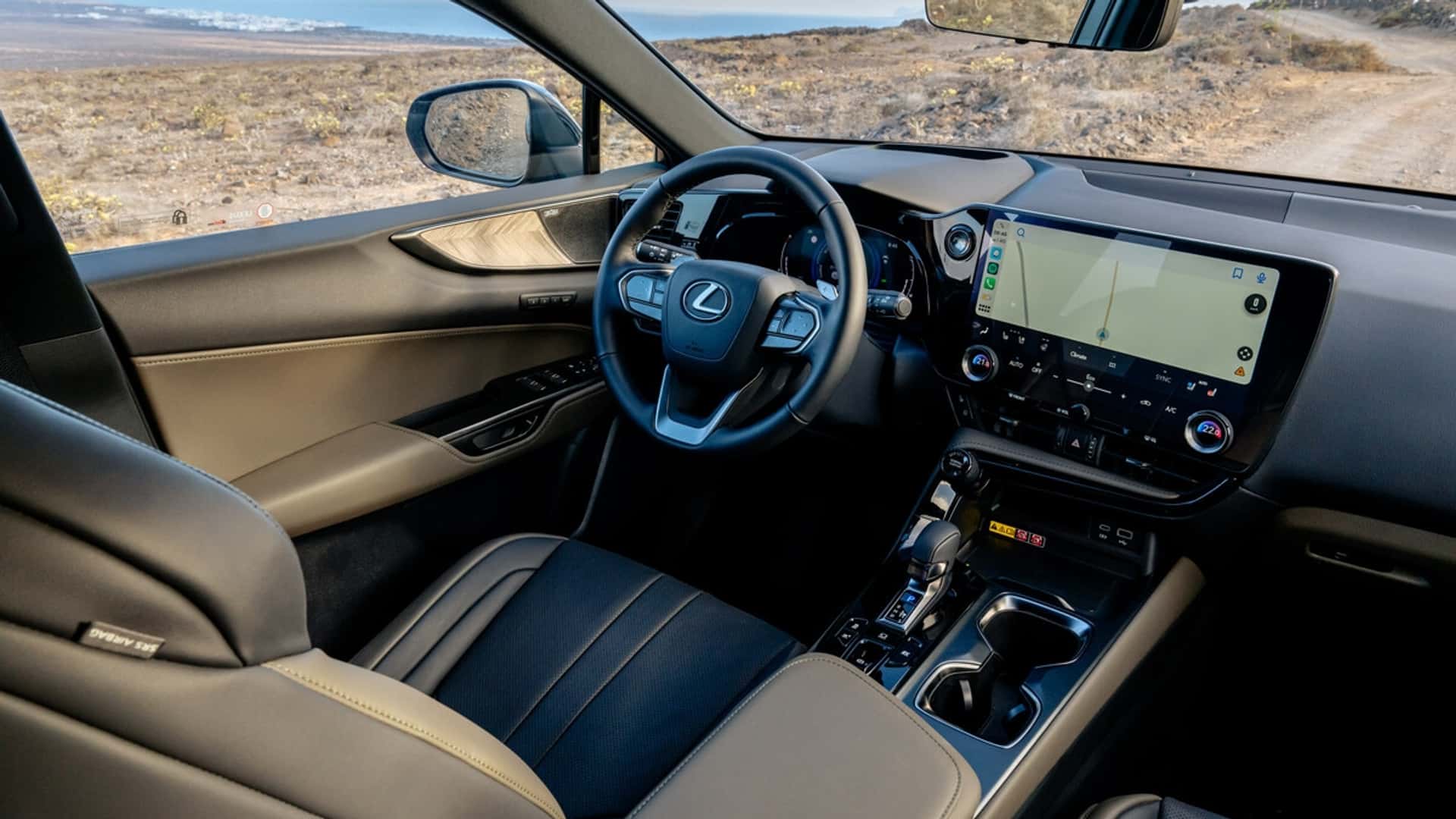 Lexus NX Overtrail sur la route Lexus NX Overtrail sur la route