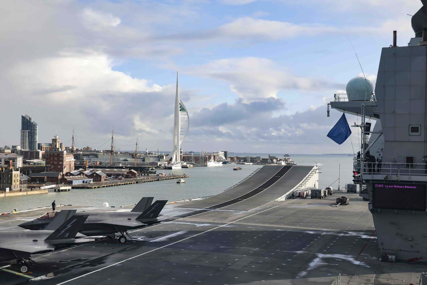 Le porte-avions britannique HMS Queen Elizabeth, qui transporte des chasseurs de cinquième génération F-35B Lightning II, est passé sous le commandement de l'OTAN pour la première fois dans l'histoire.-4 Le porte-avions britannique HMS Queen Elizabeth, qui transporte des chasseurs de cinquième génération F-35B Lightning II, est passé sous le commandement de l'OTAN pour la première fois dans l'histoire.-4