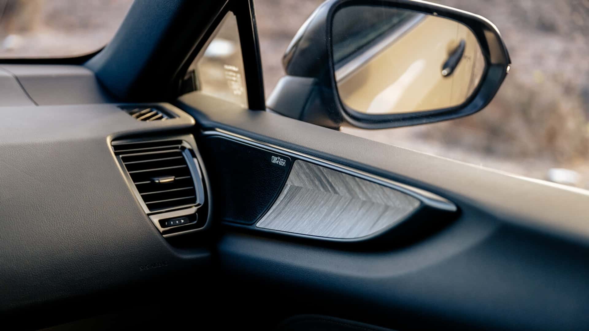 L'intérieur du Lexus NX Overtrail avec des revêtements en bois L'intérieur du Lexus NX Overtrail avec des revêtements en bois
