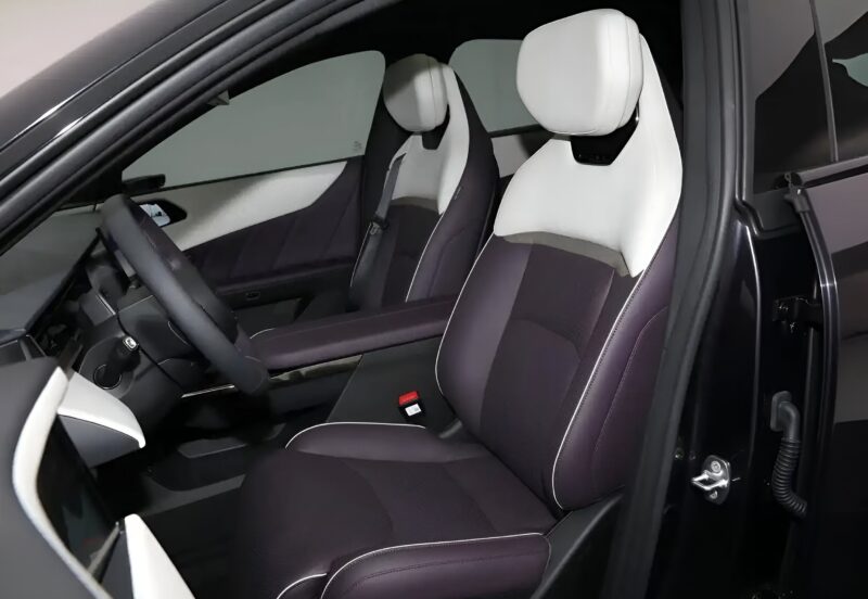 Intérieur élégant du véhicule crossover Mazda EZ-60 Intérieur élégant du véhicule crossover Mazda EZ-60