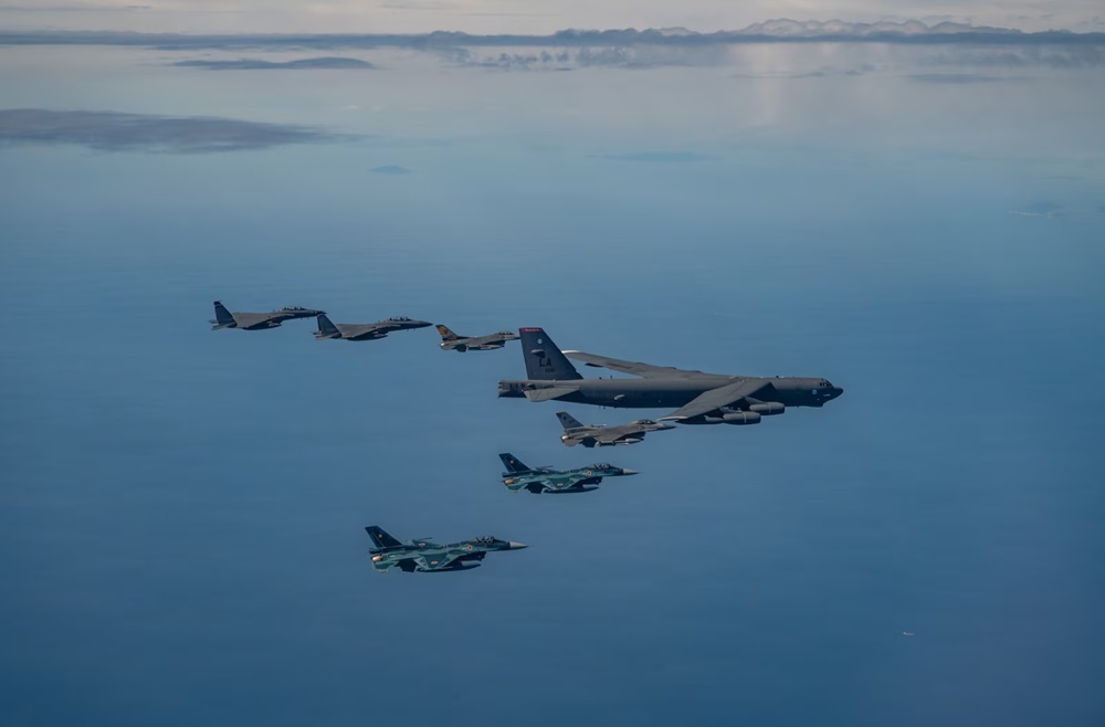 Les États-Unis, la République de Corée et le Japon ont organisé le premier exercice aérien trilatéral impliquant des B-52H Stratofortress, des F-16 Fighting Falcon, des F-15K Eagle et des F-2. Les États-Unis, la République de Corée et le Japon ont organisé le premier exercice aérien trilatéral impliquant des B-52H Stratofortress, des F-16 Fighting Falcon, des F-15K Eagle et des F-2.