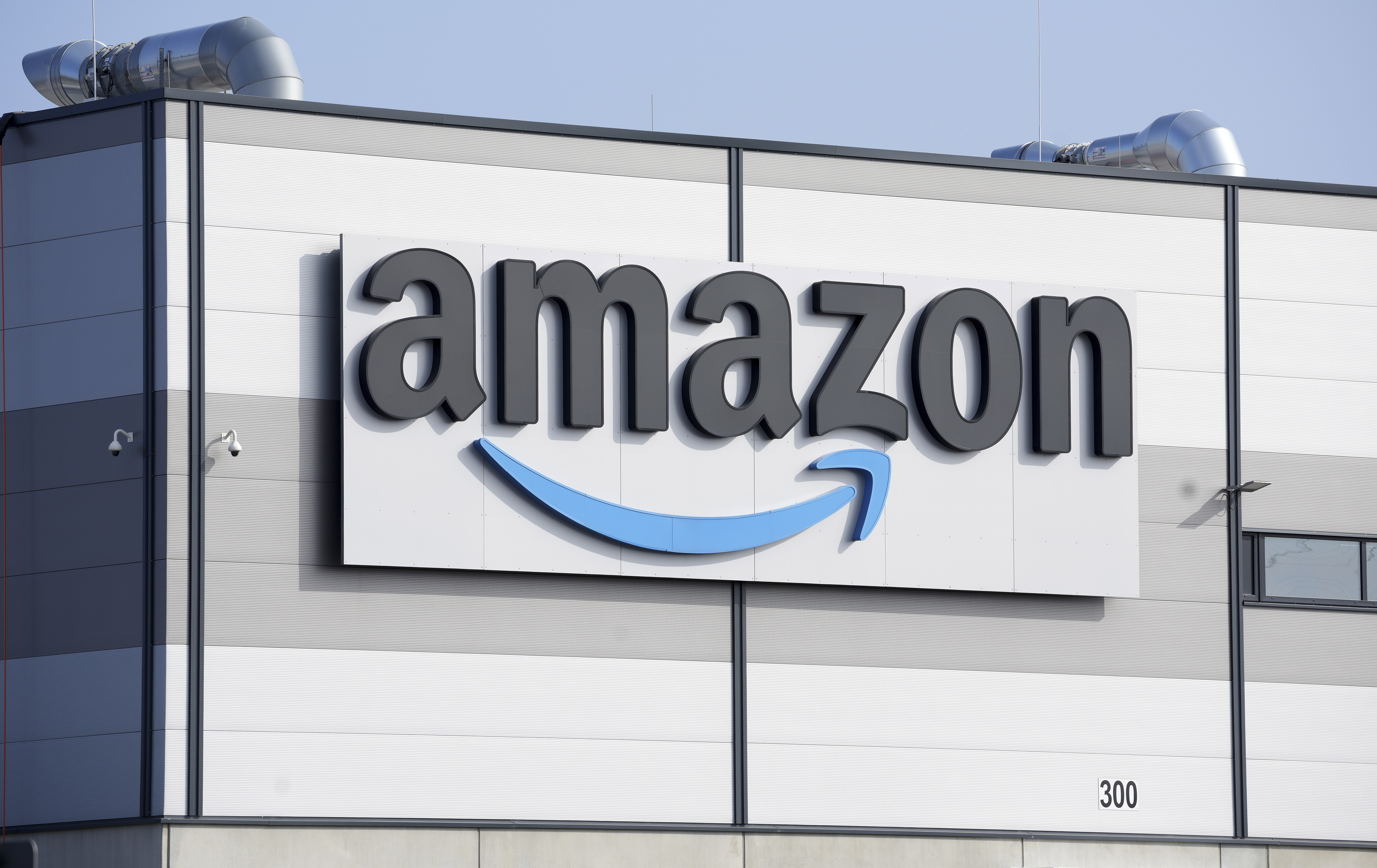 Amazon a introduit dans ses entrepôts des robots dotés d'une intelligence artificielle qui accélèrent le traitement des commandes de 25 %. Amazon a introduit dans ses entrepôts des robots dotés d'une intelligence artificielle qui accélèrent le traitement des commandes de 25 %.