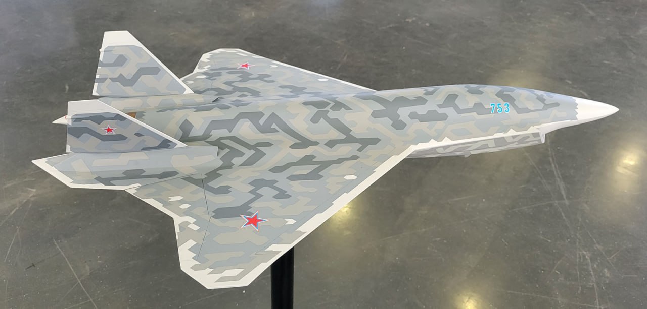 Les Russes ont montré pour la première fois à quoi ressemblera la version sans pilote de l'avion de combat de cinquième génération Su-75 Checkmate. Les Russes ont montré pour la première fois à quoi ressemblera la version sans pilote de l'avion de combat de cinquième génération Su-75 Checkmate.