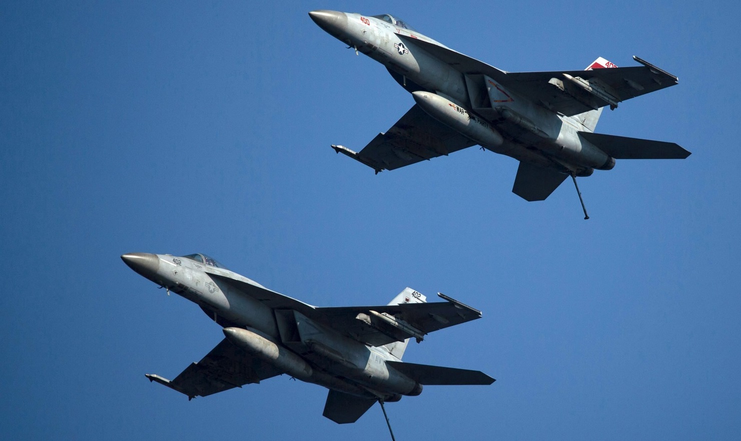 USS Gerald R. Ford, le plus grand porte-avions du monde, qui a coûté plus de 13 milliards de dollars, avec des chasseurs F/A-18 Super Hornet en patrouille dans la mer Adriatique. USS Gerald R. Ford, le plus grand porte-avions du monde, qui a coûté plus de 13 milliards de dollars, avec des chasseurs F/A-18 Super Hornet en patrouille dans la mer Adriatique.