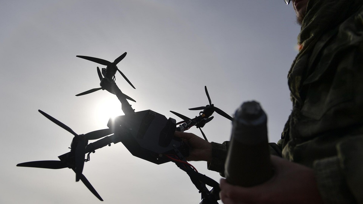 Vidéo spectaculaire : Les drones FPV ukrainiens ont vaincu une colonne d'équipement russe dans la zone frontalière de la région de Koursk. Vidéo spectaculaire : Les drones FPV ukrainiens ont vaincu une colonne d'équipement russe dans la zone frontalière de la région de Koursk.