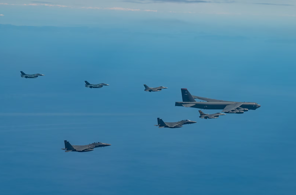Les États-Unis, la République de Corée et le Japon ont organisé le premier exercice aérien trilatéral impliquant des B-52H Stratofortress, des F-16 Fighting Falcon, des F-15K Eagle et des F-2.-2 Les États-Unis, la République de Corée et le Japon ont organisé le premier exercice aérien trilatéral impliquant des B-52H Stratofortress, des F-16 Fighting Falcon, des F-15K Eagle et des F-2.-2