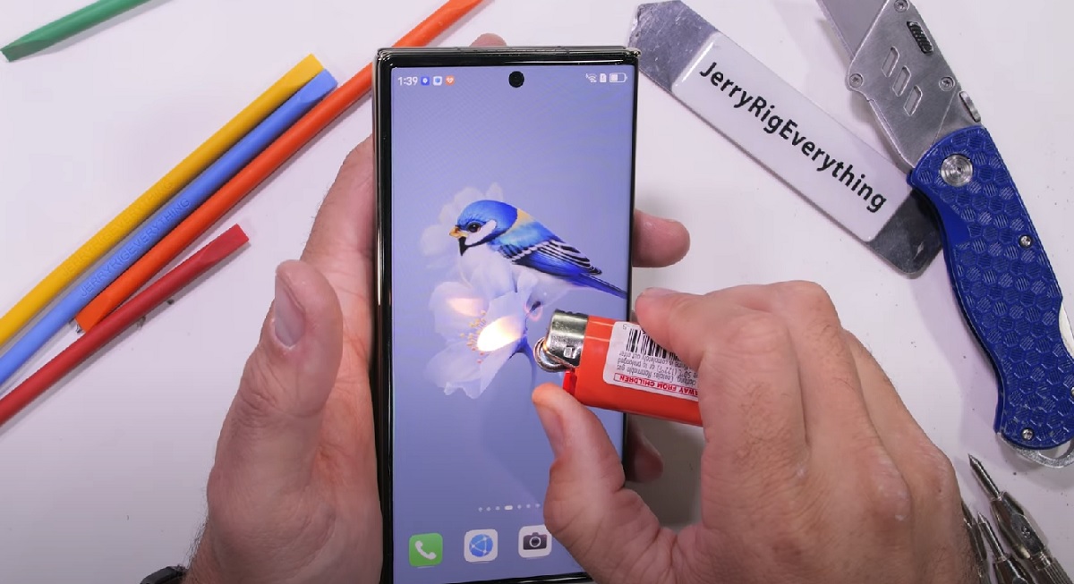 Un blogueur a mis le smartphone pliable Huawei Mate XT à l'épreuve du sable, du scalpel et du feu (vidéo) Un blogueur a mis le smartphone pliable Huawei Mate XT à l'épreuve du sable, du scalpel et du feu (vidéo)