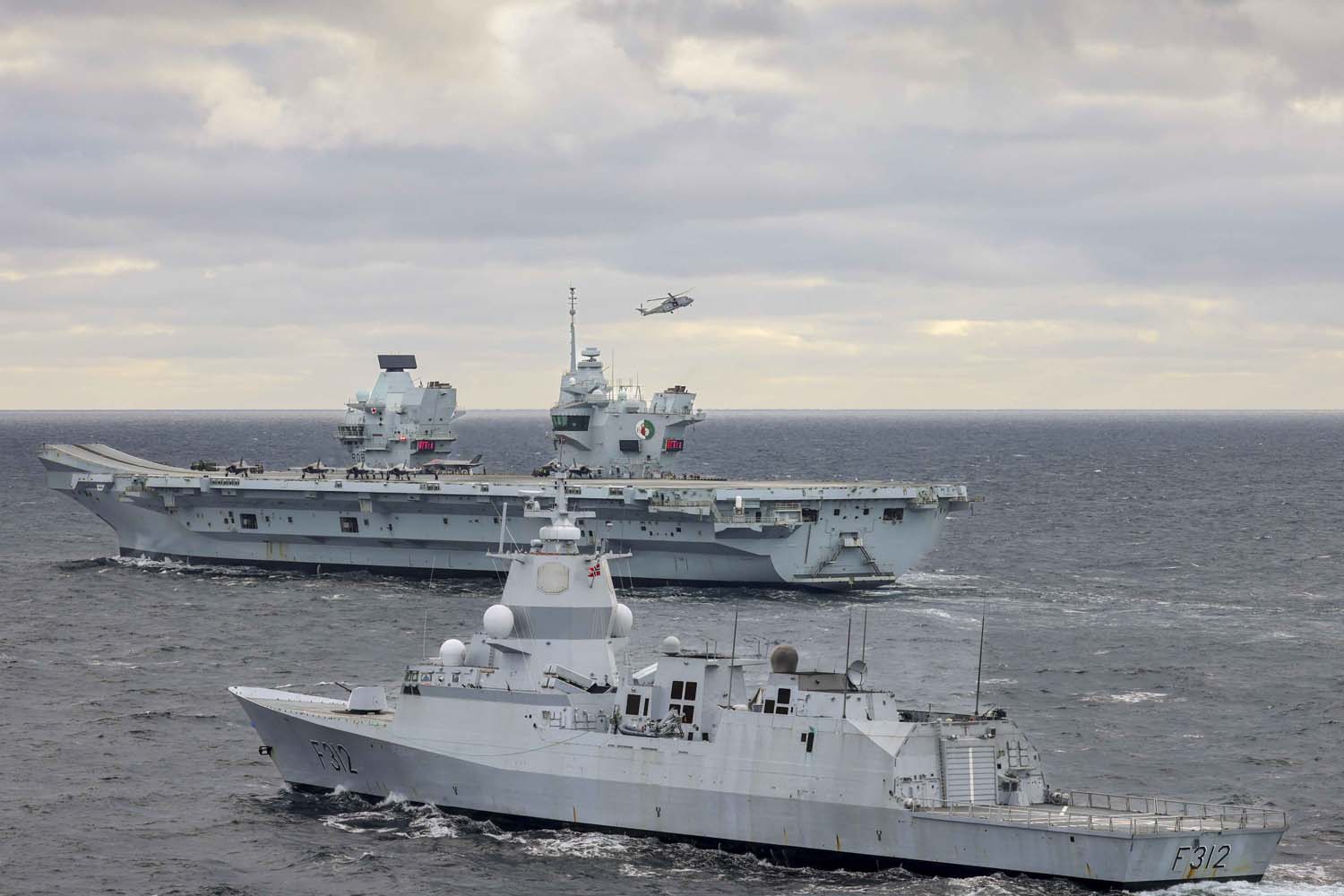 Le porte-avions britannique HMS Queen Elizabeth, qui transporte des chasseurs de cinquième génération F-35B Lightning II, est passé sous le commandement de l'OTAN pour la première fois dans l'histoire.-7 Le porte-avions britannique HMS Queen Elizabeth, qui transporte des chasseurs de cinquième génération F-35B Lightning II, est passé sous le commandement de l'OTAN pour la première fois dans l'histoire.-7