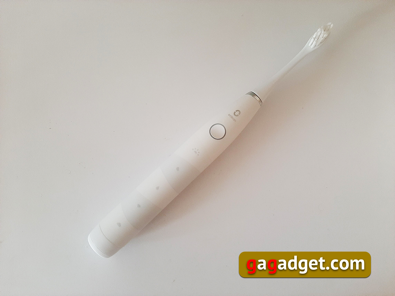 Ça ne fait pas mal. Examen de la brosse à dents électrique Oclean Flow Sonic budget-12