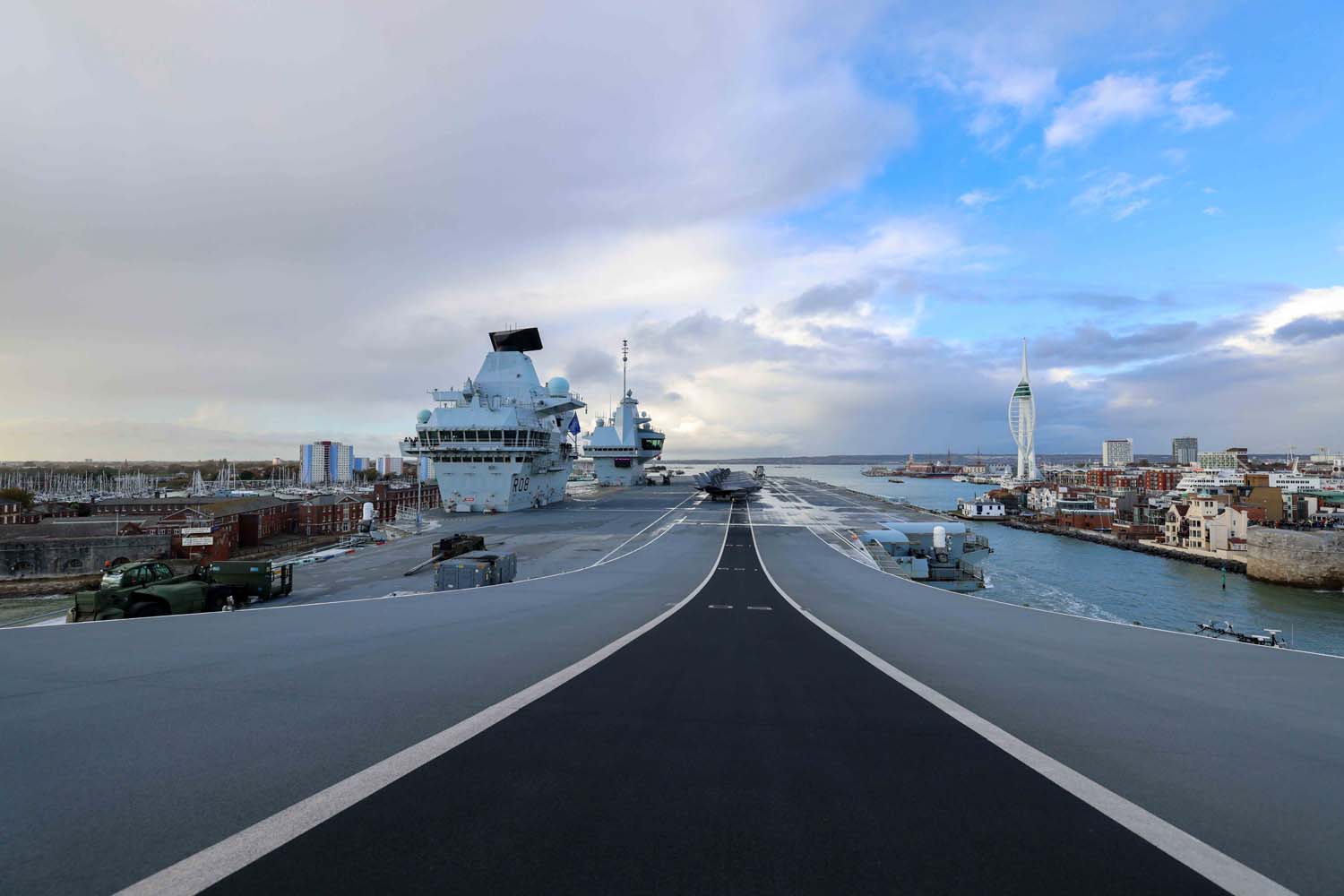 Le porte-avions britannique HMS Queen Elizabeth, qui transporte des chasseurs de cinquième génération F-35B Lightning II, est passé sous le commandement de l'OTAN pour la première fois dans l'histoire.-8 Le porte-avions britannique HMS Queen Elizabeth, qui transporte des chasseurs de cinquième génération F-35B Lightning II, est passé sous le commandement de l'OTAN pour la première fois dans l'histoire.-8