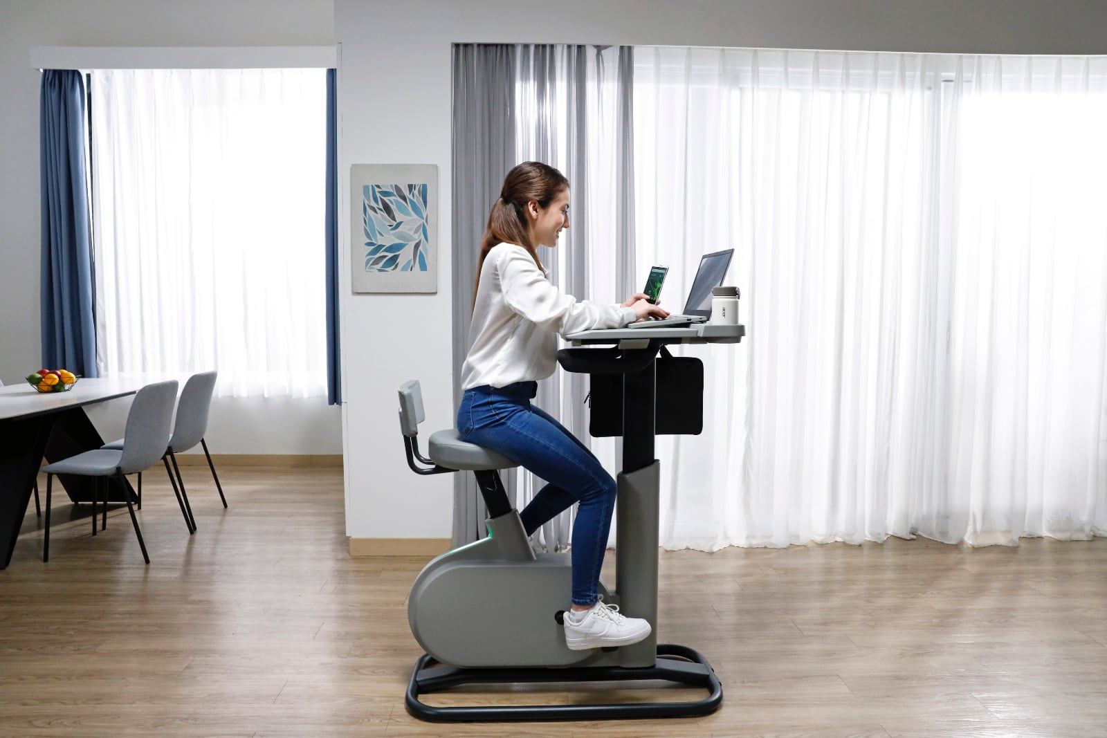 Acer présente le bureau de vélo eKinekt BD 3. Il convertit l'énergie du pédalage du cycliste pour charger l'ordinateur portable. Acer présente le bureau de vélo eKinekt BD 3. Il convertit l'énergie du pédalage du cycliste pour charger l'ordinateur portable.