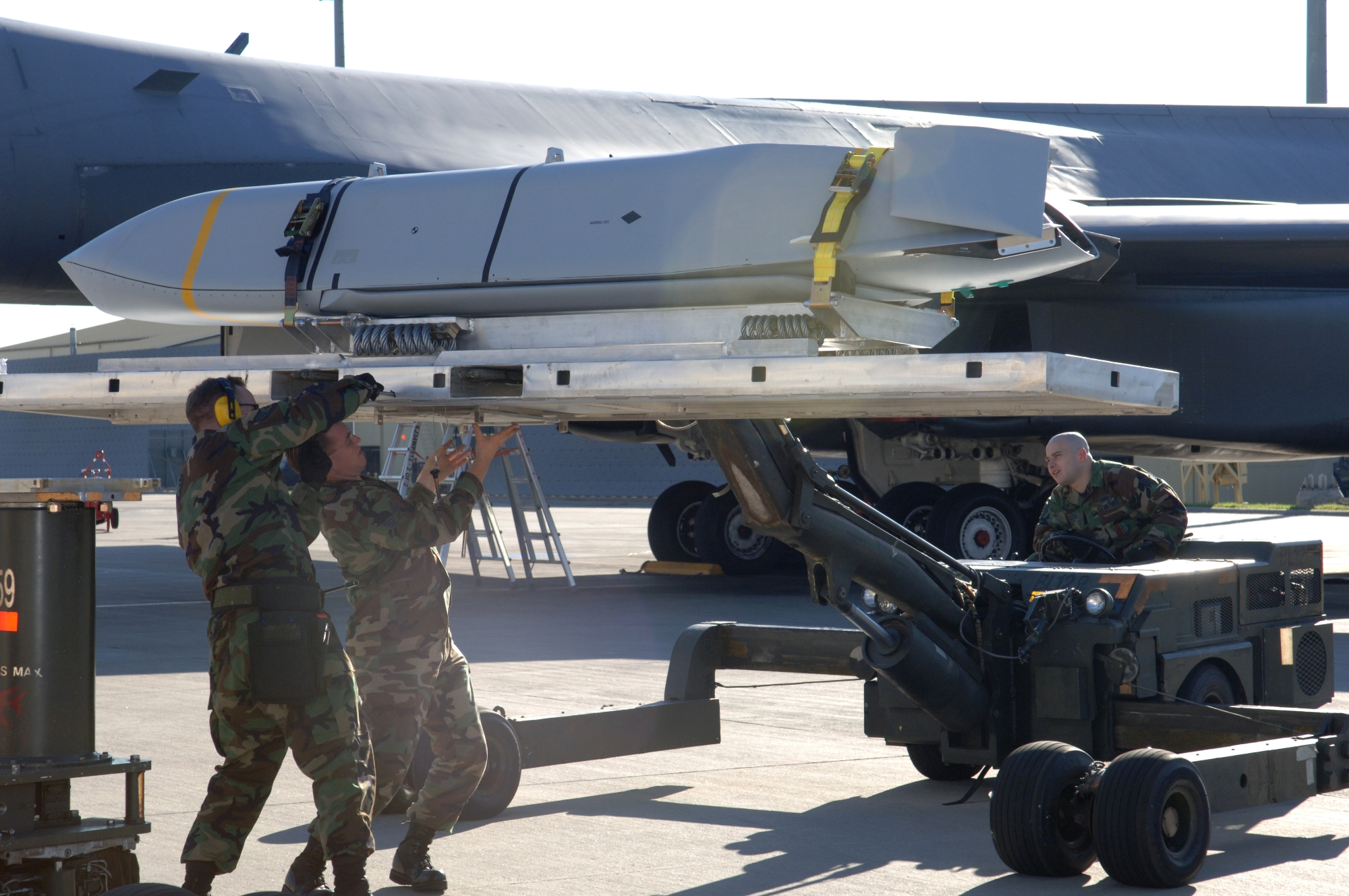 Les États-Unis ont approuvé la vente aux Pays-Bas de missiles AGM-158B JASSM-ER pour les avions de combat F-35 Lightning II. Ces missiles peuvent atteindre des cibles situées à 980 km. Les États-Unis ont approuvé la vente aux Pays-Bas de missiles AGM-158B JASSM-ER pour les avions de combat F-35 Lightning II. Ces missiles peuvent atteindre des cibles situées à 980 km.