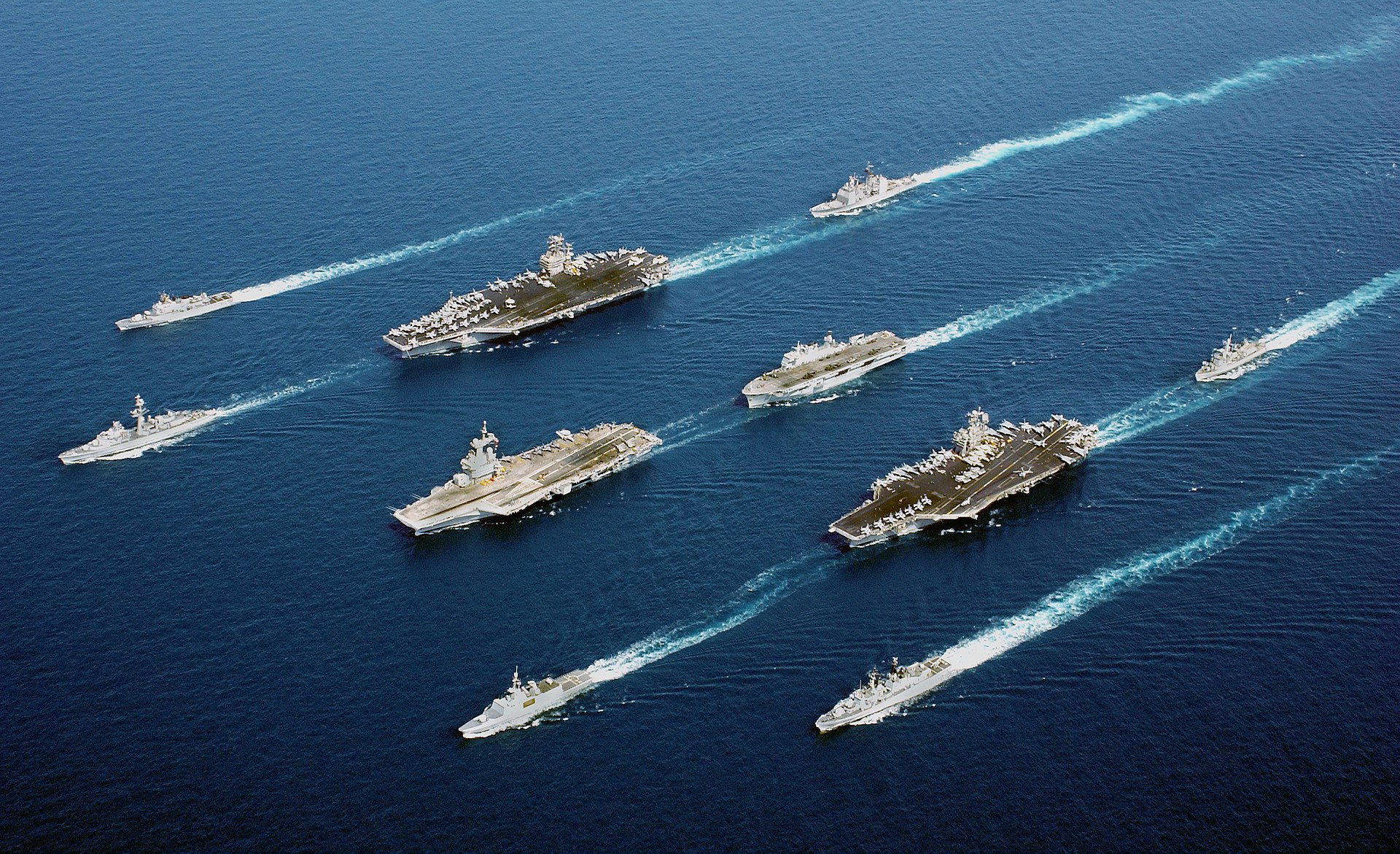 Illustration : Wikipédia Quatre porte-avions américains modernes de différents types