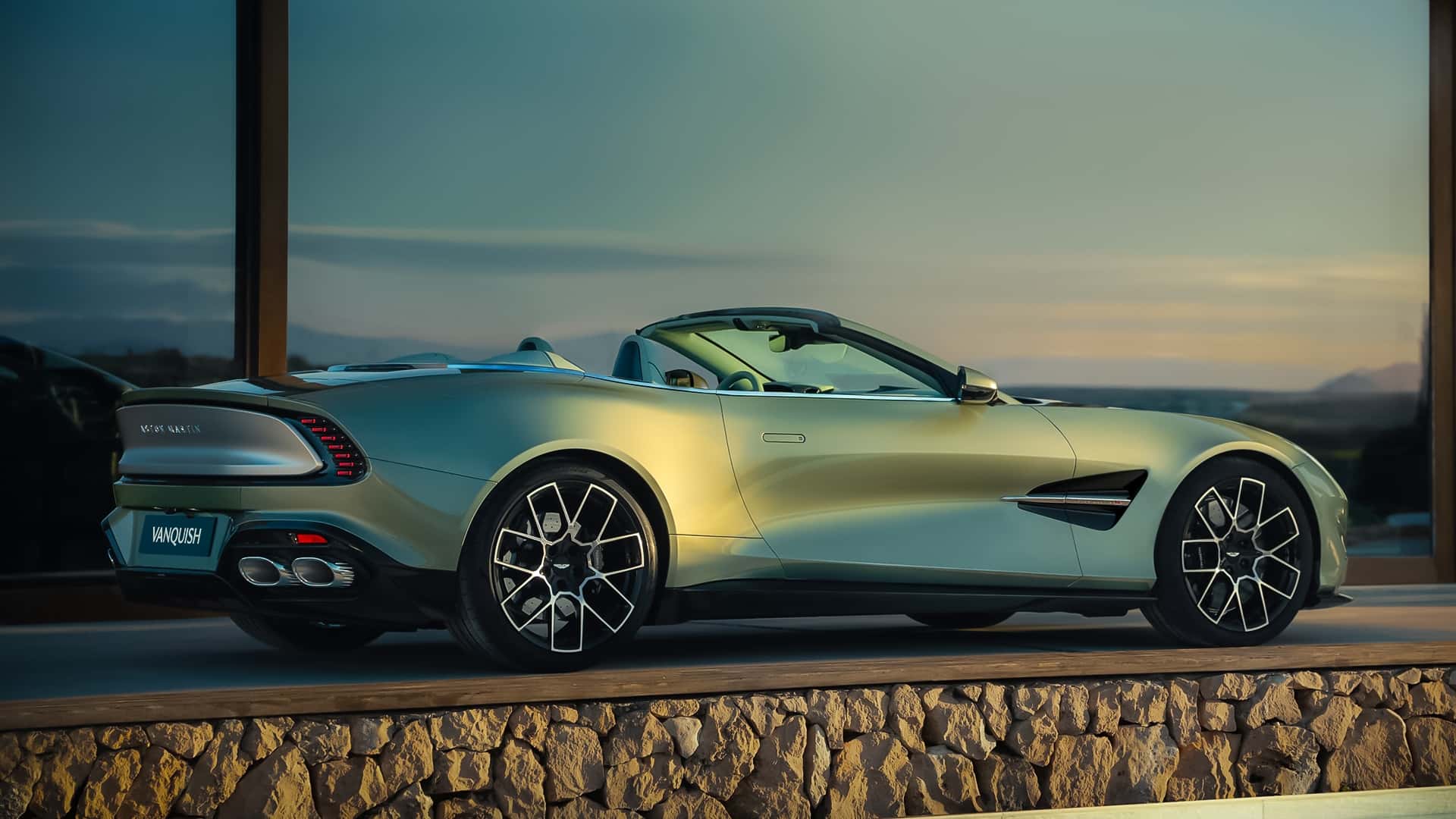 Aston Martin Vanquish Volante 2025. Aston Martin Vanquish Volante 2025.