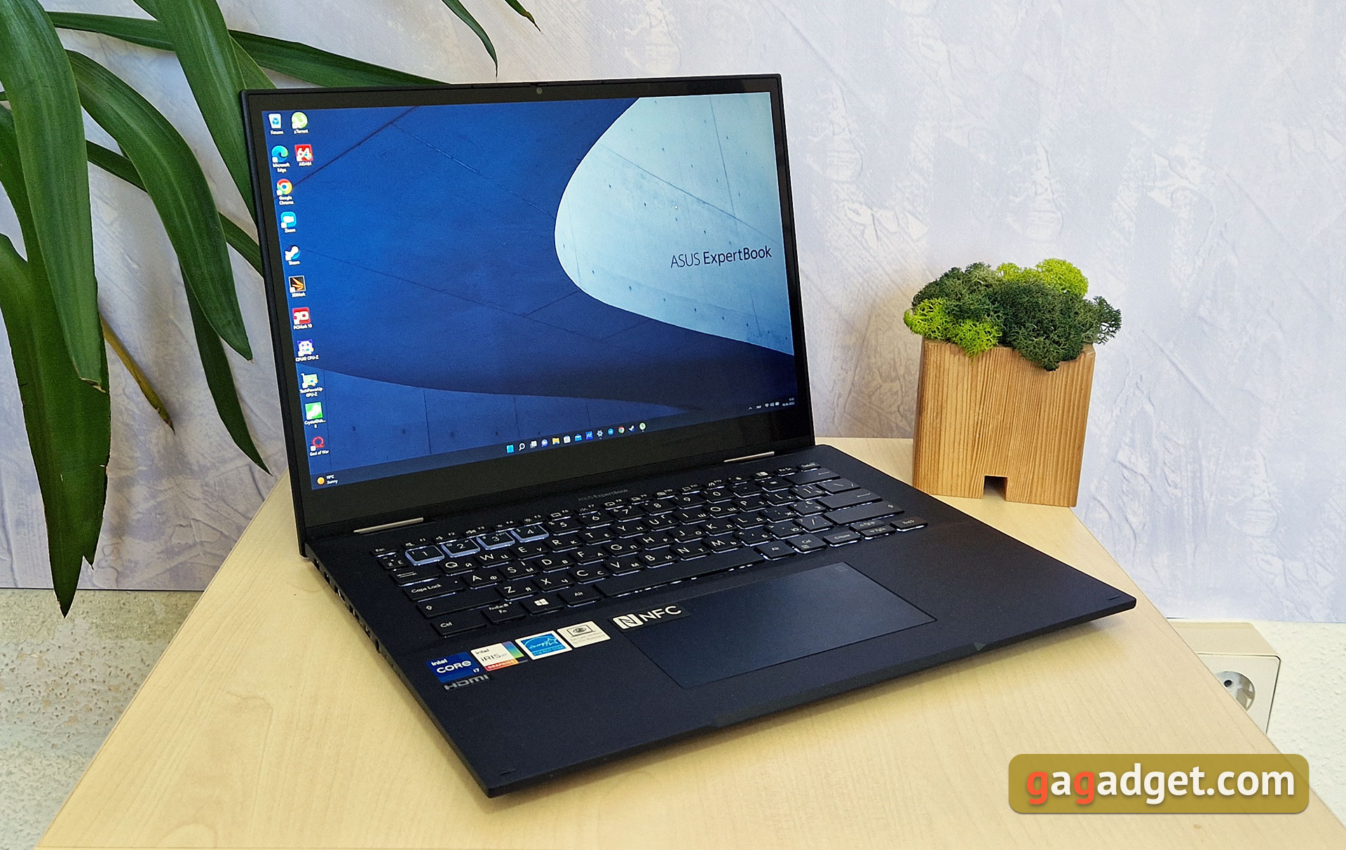 Test du ASUS ExpertBook B7 Flip (B7402FEA): un ordinateur portable d'entreprise phare avec un boîtier robuste Test du ASUS ExpertBook B7 Flip (B7402FEA): un ordinateur portable d'entreprise phare avec un boîtier robuste