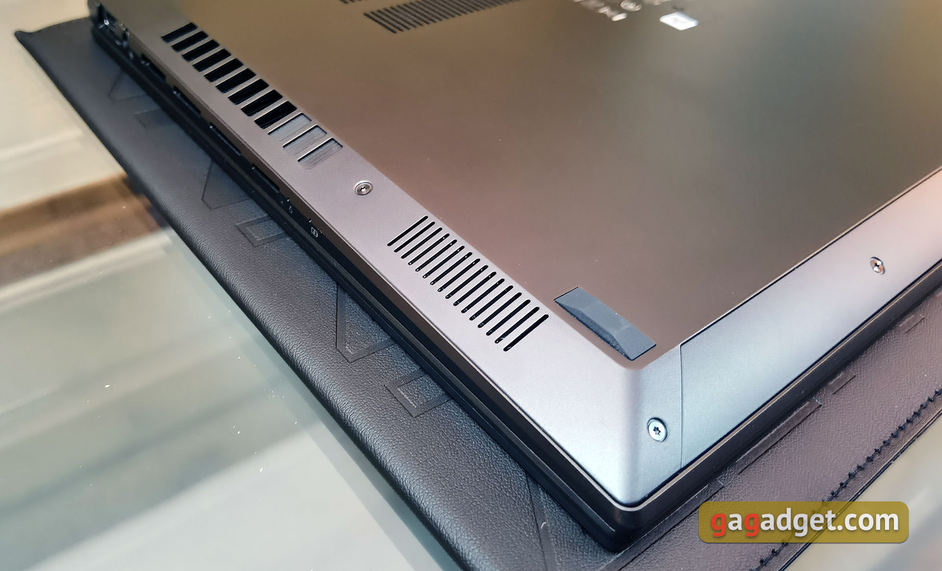 ASUS Zenbook 14 Flip OLED (UP5401E) Présentation : un Transformer Ultrabook puissant avec écran OLED-108 ASUS Zenbook 14 Flip OLED (UP5401E) Présentation : un Transformer Ultrabook puissant avec écran OLED-108