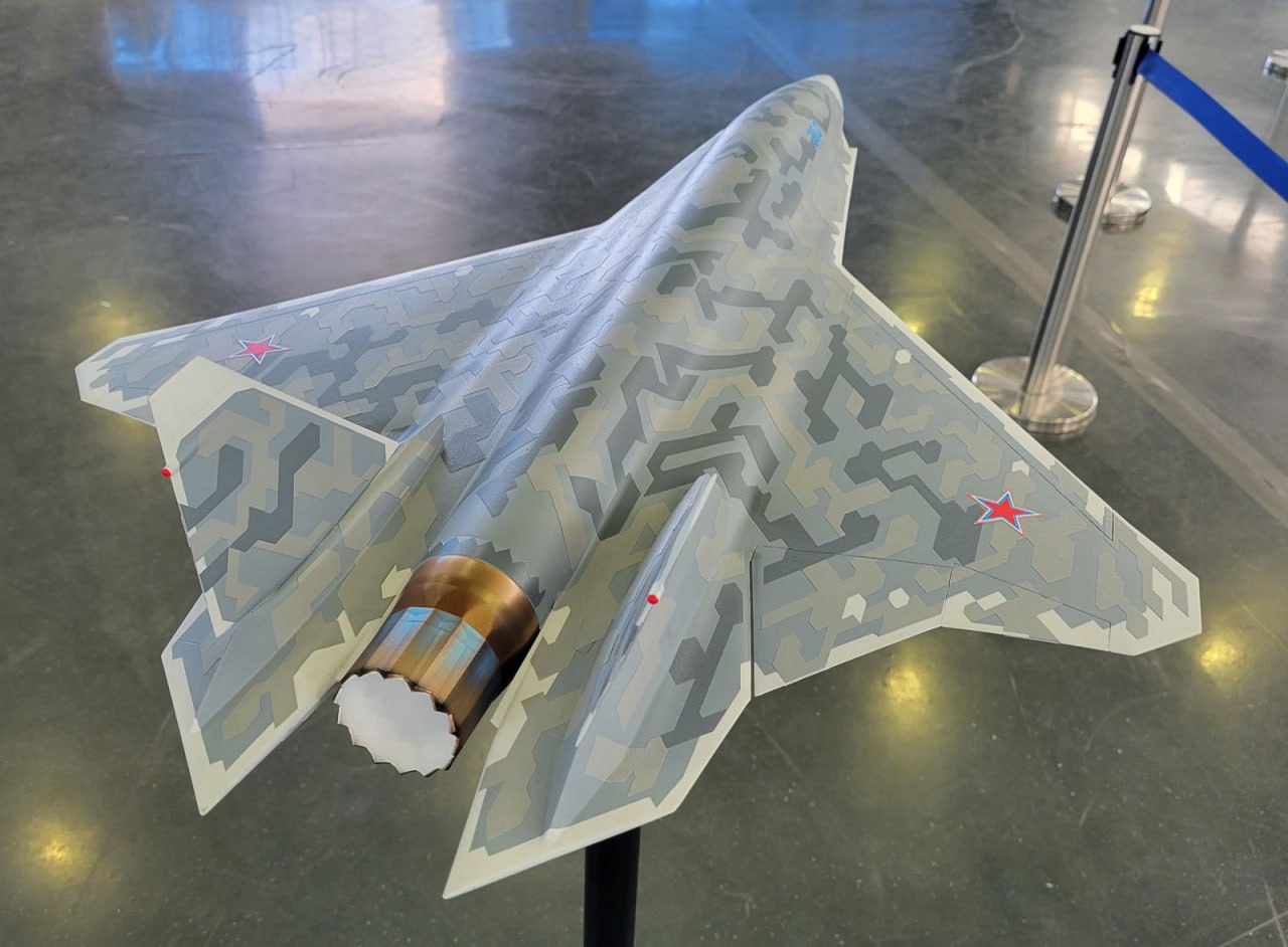Les Russes ont montré pour la première fois à quoi ressemblera la version sans pilote de l'avion de combat de cinquième génération Su-75 Checkmate.-2 Les Russes ont montré pour la première fois à quoi ressemblera la version sans pilote de l'avion de combat de cinquième génération Su-75 Checkmate.-2