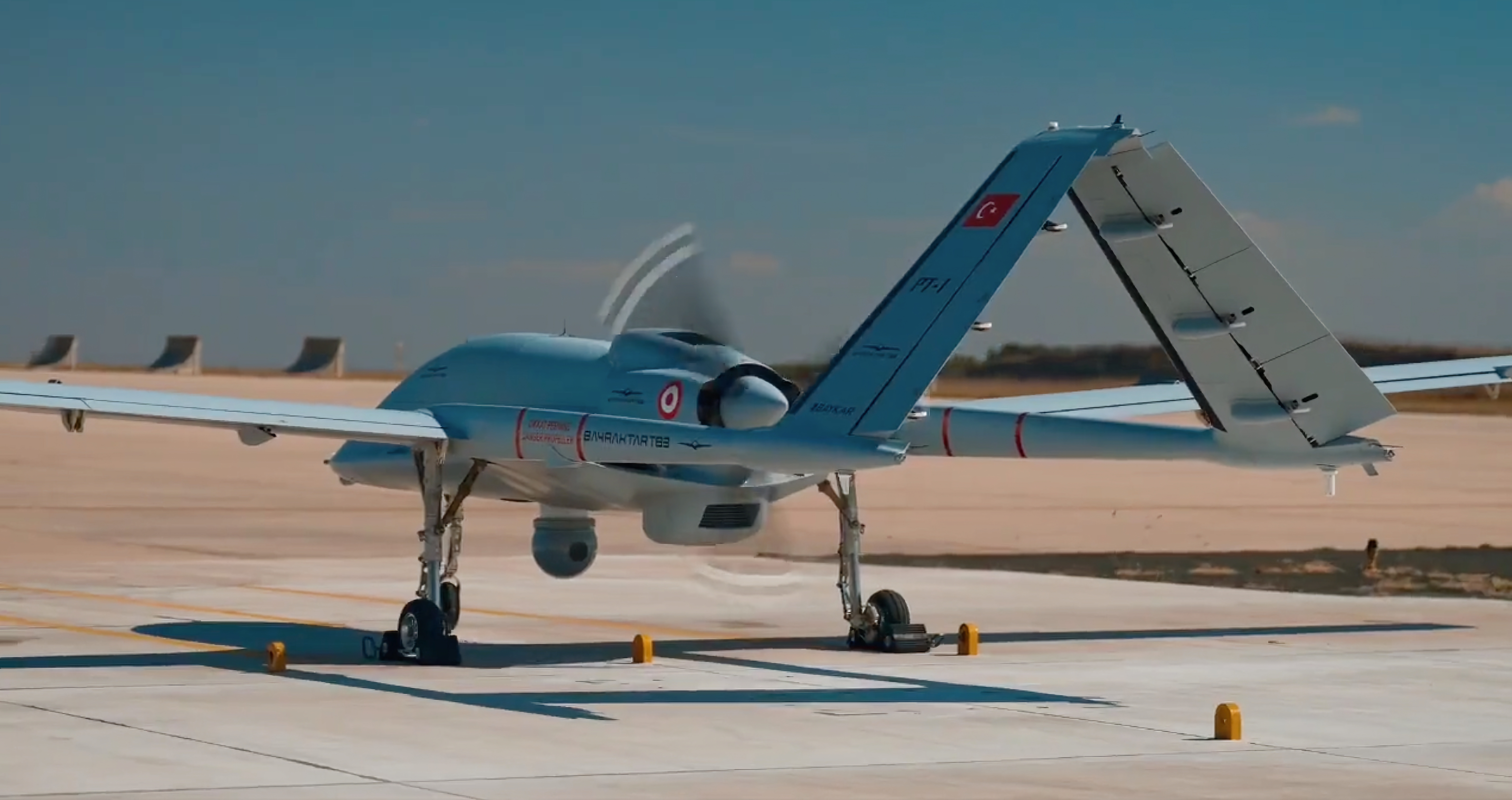 Baykar Makina a montré comment elle teste le Bayraktar TB3 : le nouveau drone d'attaque turc avec des ailes repliables et une autonomie de vol de 50 heures. Baykar Makina a montré comment elle teste le Bayraktar TB3 : le nouveau drone d'attaque turc avec des ailes repliables et une autonomie de vol de 50 heures.