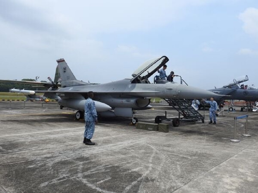 L'armée de l'air de Singapour a confirmé publiquement que ses chasseurs F-16 Fighting Falcon modernisés sont armés de missiles Python 5 de quatrième génération d'une portée de 20 km. L'armée de l'air de Singapour a confirmé publiquement que ses chasseurs F-16 Fighting Falcon modernisés sont armés de missiles Python 5 de quatrième génération d'une portée de 20 km.