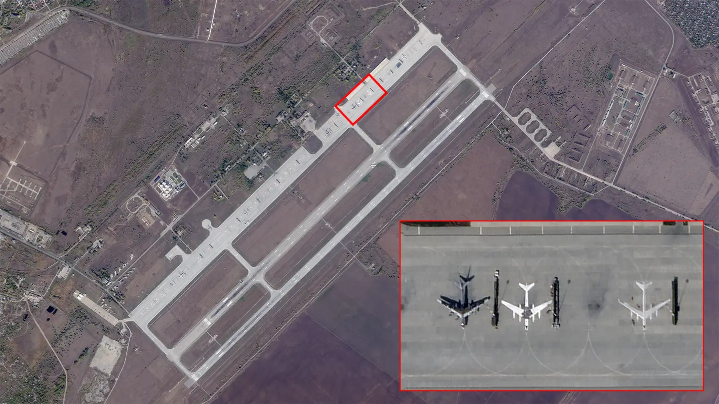 Les Russes ont installé des bombardiers nucléaires Tu-95MS sur la base aérienne d'Engels afin de protéger les avions stratégiques contre les drones ukrainiens. Les Russes ont installé des bombardiers nucléaires Tu-95MS sur la base aérienne d'Engels afin de protéger les avions stratégiques contre les drones ukrainiens.