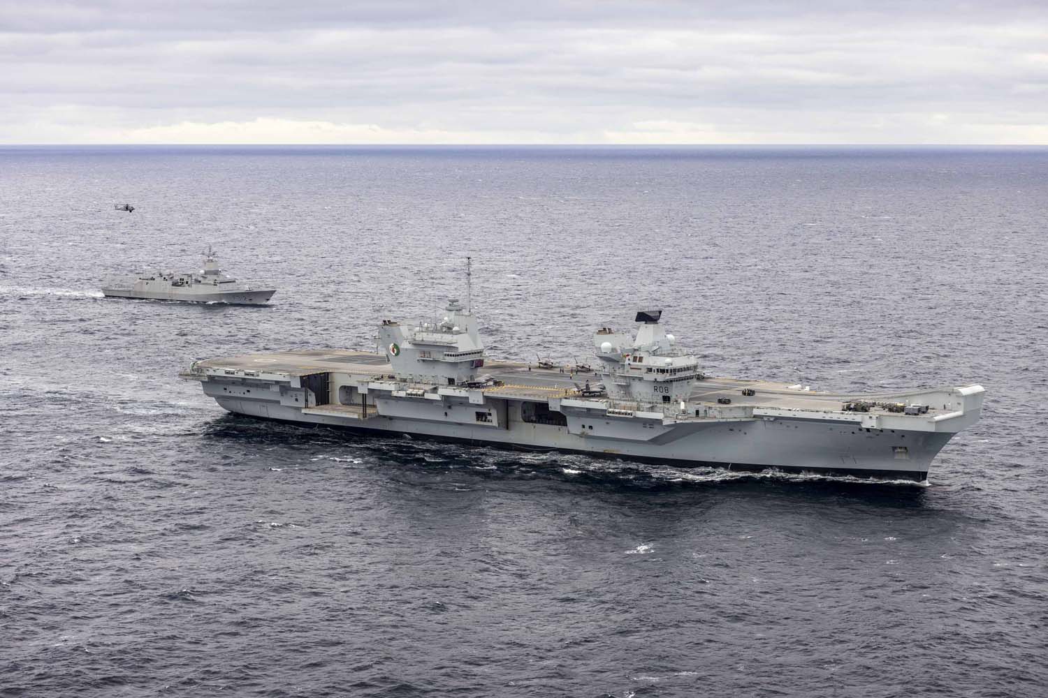 Le porte-avions britannique HMS Queen Elizabeth, qui transporte des chasseurs de cinquième génération F-35B Lightning II, est passé sous le commandement de l'OTAN pour la première fois dans l'histoire.-10 Le porte-avions britannique HMS Queen Elizabeth, qui transporte des chasseurs de cinquième génération F-35B Lightning II, est passé sous le commandement de l'OTAN pour la première fois dans l'histoire.-10