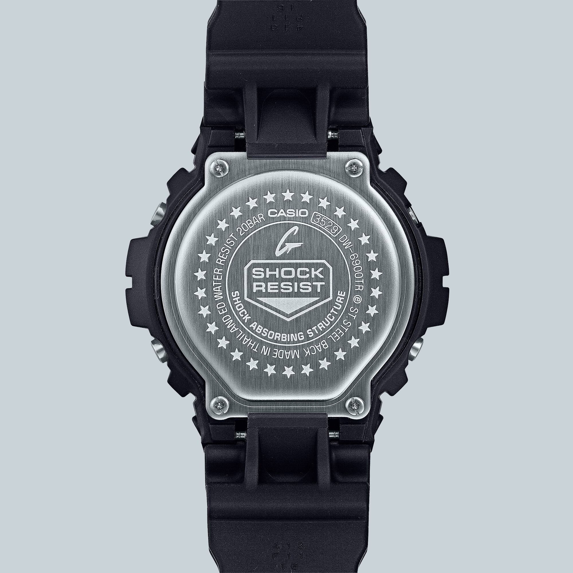 Le dos de la montre Casio G-Shock DW-6900TR avec le logo Shock Resist Le dos de la montre Casio G-Shock DW-6900TR avec le logo Shock Resist