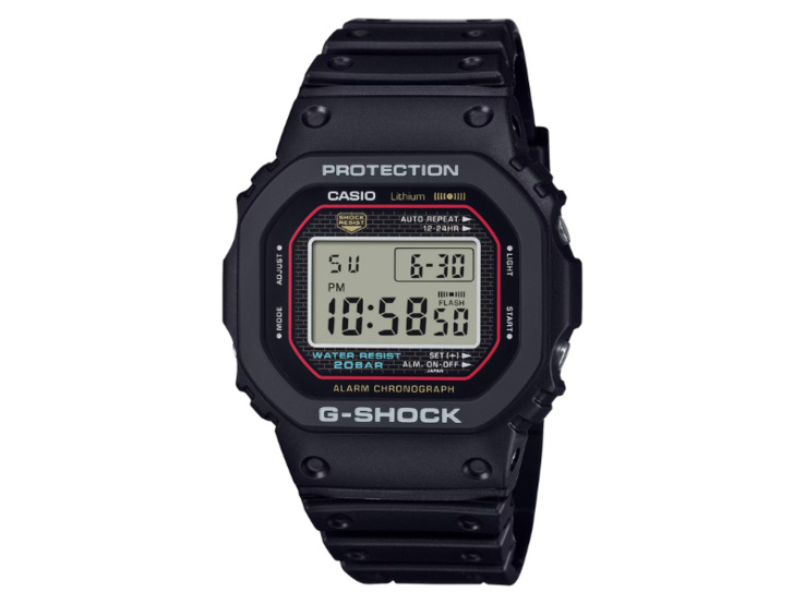 La montre G-Shock DW5000R dans le paysage urbain La montre G-Shock DW5000R dans le paysage urbain