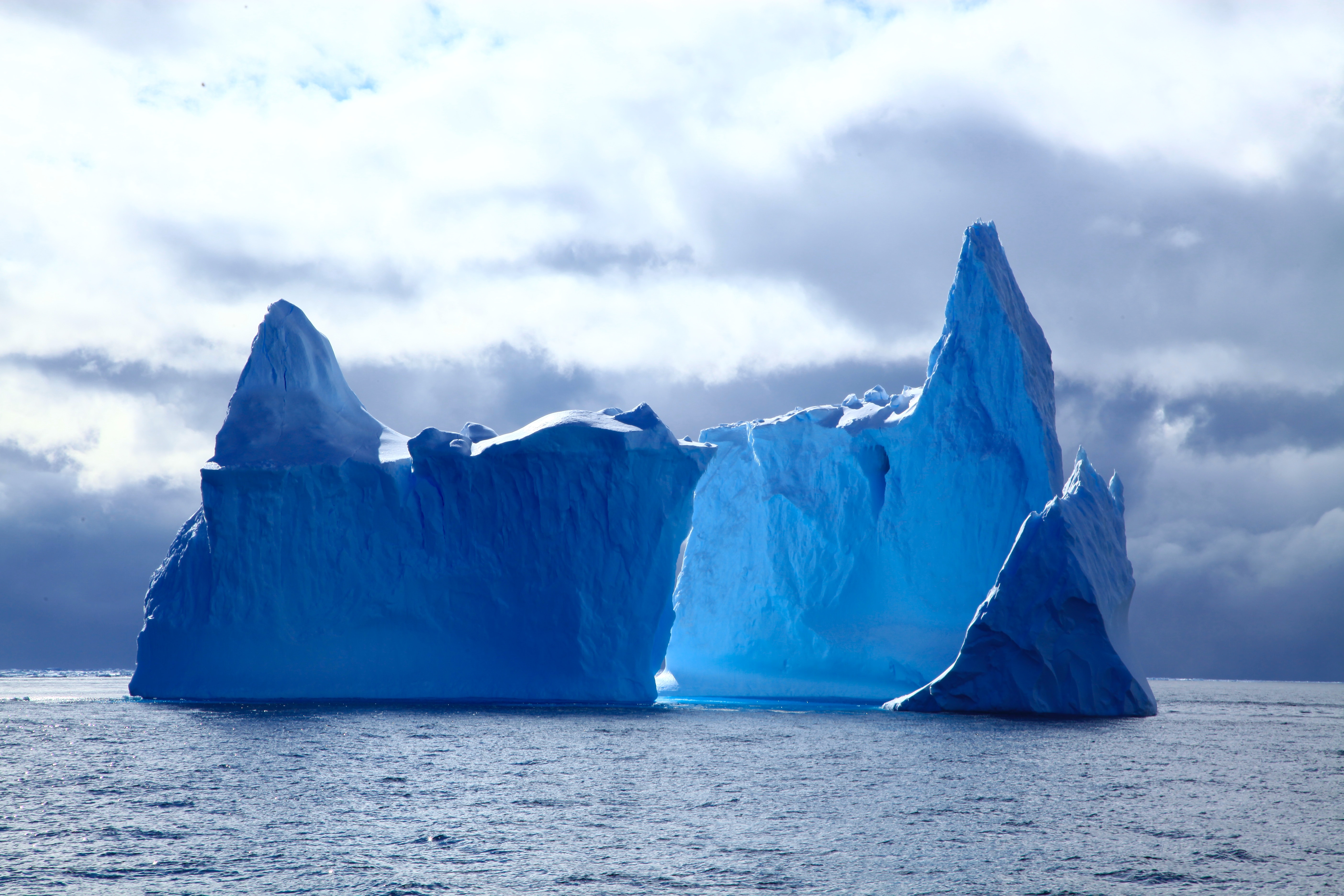 Des scientifiques ont créé un réseau neuronal qui cartographie les grands icebergs 10 000 fois plus vite que les humains. Des scientifiques ont créé un réseau neuronal qui cartographie les grands icebergs 10 000 fois plus vite que les humains.