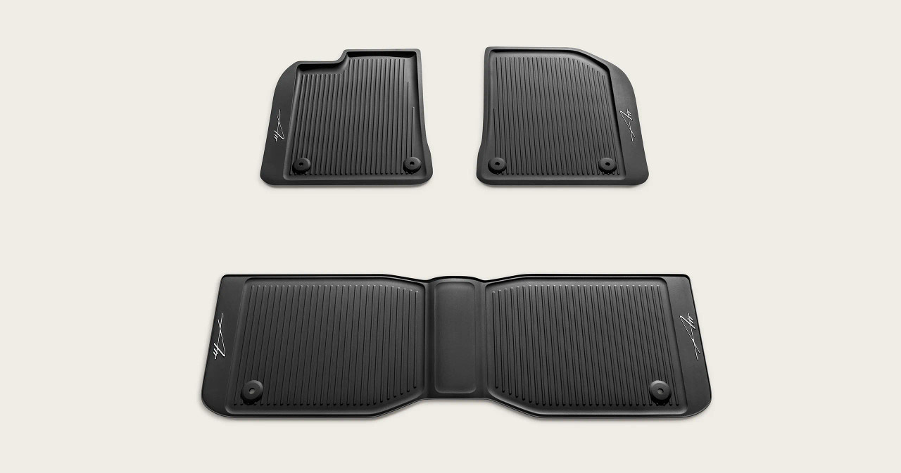Les nouveaux tapis tout temps de Lucid sont dotés de trous pour les fixer au plancher du véhicule. Tapis de sol Lucid mis à jour