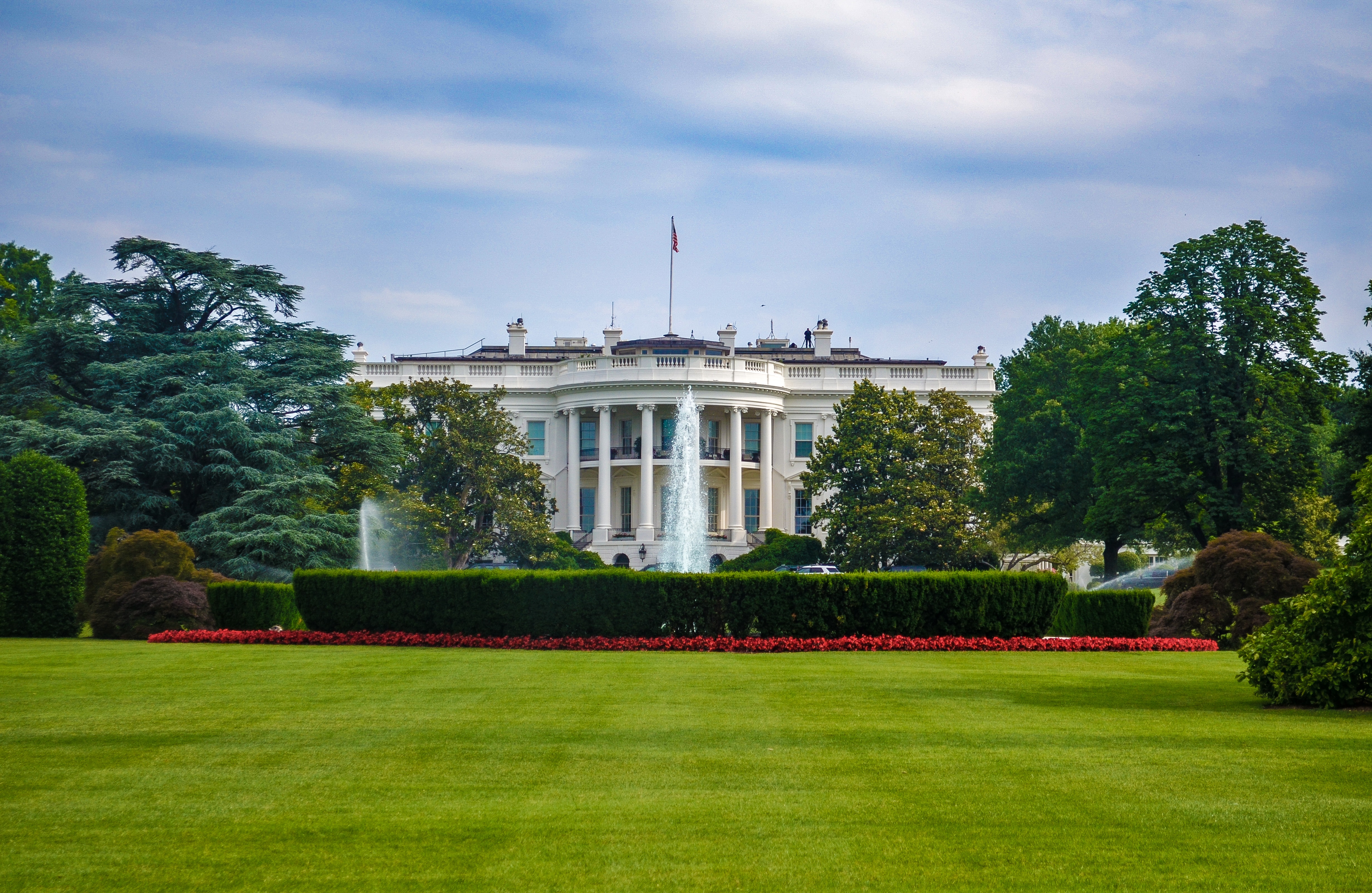 M. Biden signe un décret sur les règles applicables à l'IA générative, exigeant des agences fédérales qu'elles élaborent des lignes directrices en matière de sécurité M. Biden signe un décret sur les règles applicables à l'IA générative, exigeant des agences fédérales qu'elles élaborent des lignes directrices en matière de sécurité