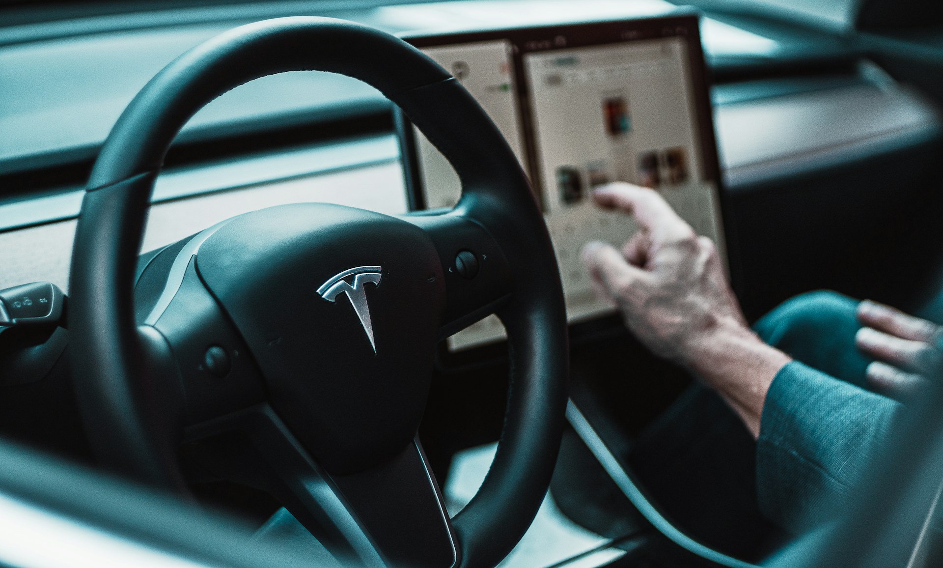 Tesla divise par deux le prix de l'abonnement au système Full Self Driving, alors que les ventes de voitures neuves s'effondrent Tesla divise par deux le prix de l'abonnement au système Full Self Driving, alors que les ventes de voitures neuves s'effondrent