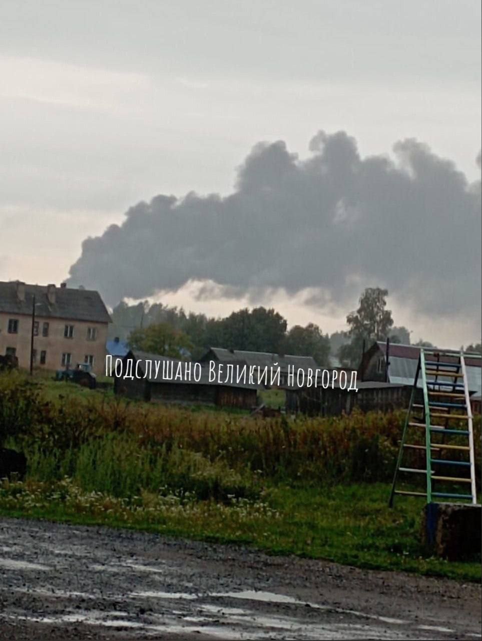 Une attaque de drone aurait pu toucher des bombardiers supersoniques Tu-22M3 à capacité nucléaire sur une base militaire en Russie. Une attaque de drone aurait pu toucher des bombardiers supersoniques Tu-22M3 à capacité nucléaire sur une base militaire en Russie.