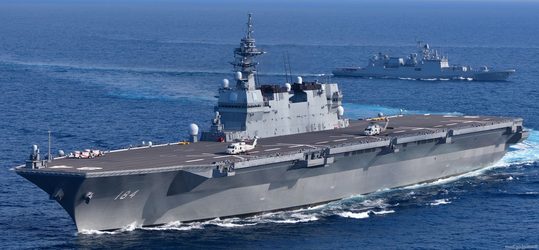 Le Japon a modernisé le porte-hélicoptères JS Kaga, qui peut désormais accueillir les chasseurs de cinquième génération F-35B Lightning II. Le Japon a modernisé le porte-hélicoptères JS Kaga, qui peut désormais accueillir les chasseurs de cinquième génération F-35B Lightning II.