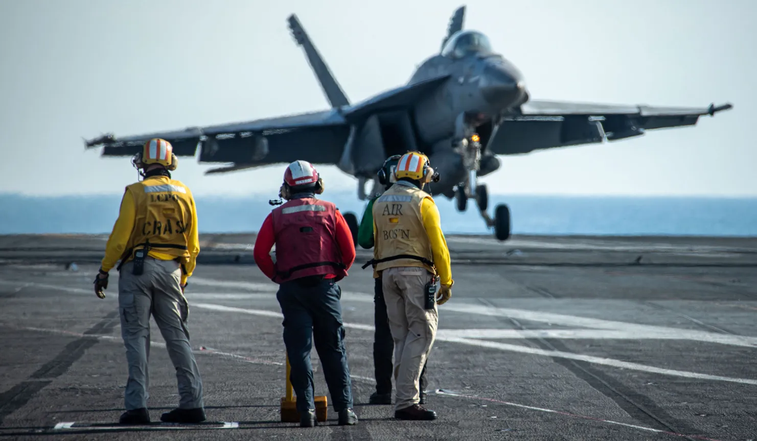 USS Gerald R. Ford, le plus grand porte-avions du monde, qui a coûté plus de 13 milliards de dollars, avec des chasseurs F/A-18 Super Hornet en patrouille dans la mer Adriatique.-2 USS Gerald R. Ford, le plus grand porte-avions du monde, qui a coûté plus de 13 milliards de dollars, avec des chasseurs F/A-18 Super Hornet en patrouille dans la mer Adriatique.-2