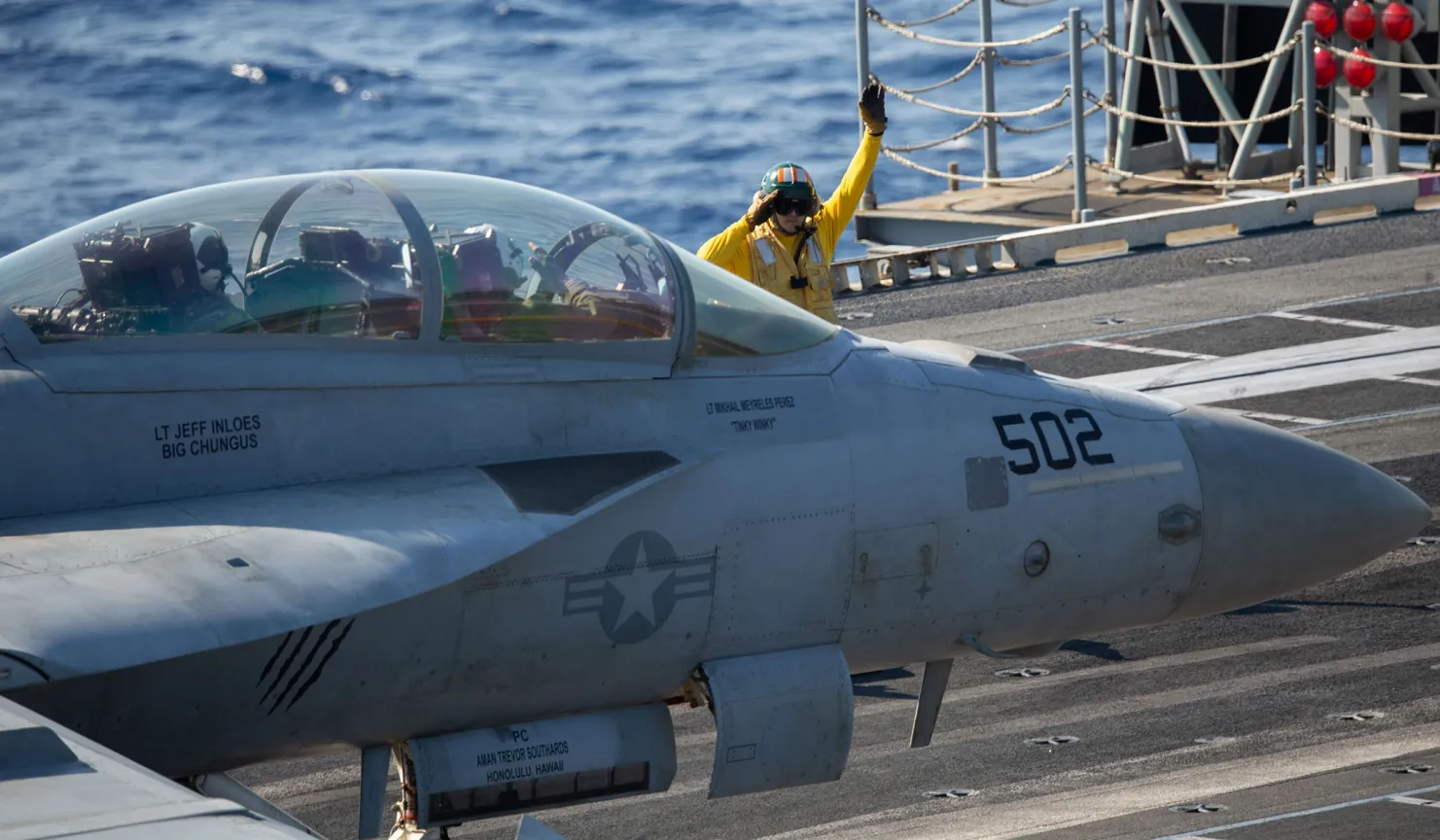 USS Gerald R. Ford, le plus grand porte-avions du monde, qui a coûté plus de 13 milliards de dollars, avec des chasseurs F/A-18 Super Hornet en patrouille dans la mer Adriatique.-3 USS Gerald R. Ford, le plus grand porte-avions du monde, qui a coûté plus de 13 milliards de dollars, avec des chasseurs F/A-18 Super Hornet en patrouille dans la mer Adriatique.-3
