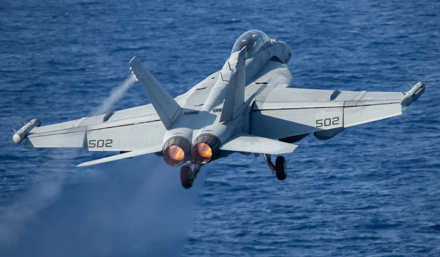 USS Gerald R. Ford, le plus grand porte-avions du monde, qui a coûté plus de 13 milliards de dollars, avec des chasseurs F/A-18 Super Hornet en patrouille dans la mer Adriatique.-4 USS Gerald R. Ford, le plus grand porte-avions du monde, qui a coûté plus de 13 milliards de dollars, avec des chasseurs F/A-18 Super Hornet en patrouille dans la mer Adriatique.-4