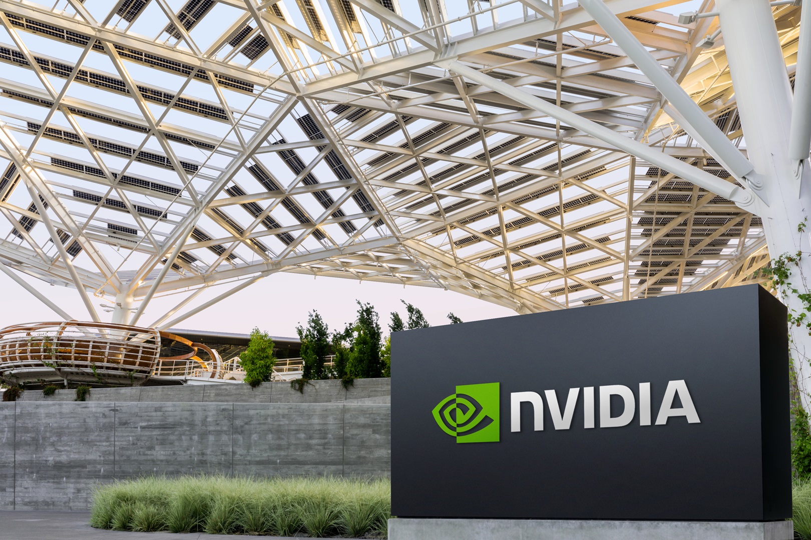 NVIDIA triple son chiffre d'affaires et multiplie par 13 son bénéfice net grâce à la demande de puces d'IA NVIDIA triple son chiffre d'affaires et multiplie par 13 son bénéfice net grâce à la demande de puces d'IA