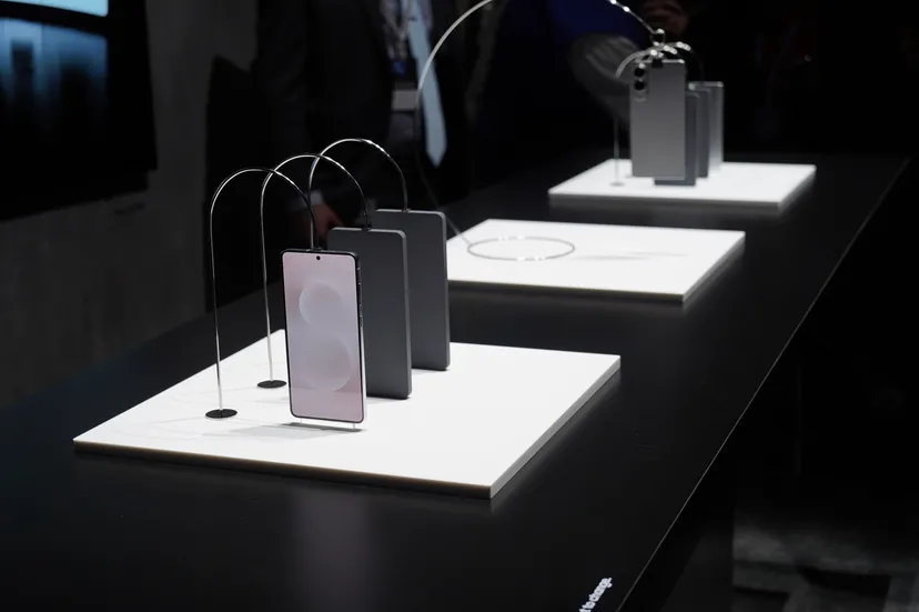 Le smartphone Galaxy S25 Edge avec deux caméras au dos Le smartphone Galaxy S25 Edge avec deux caméras au dos