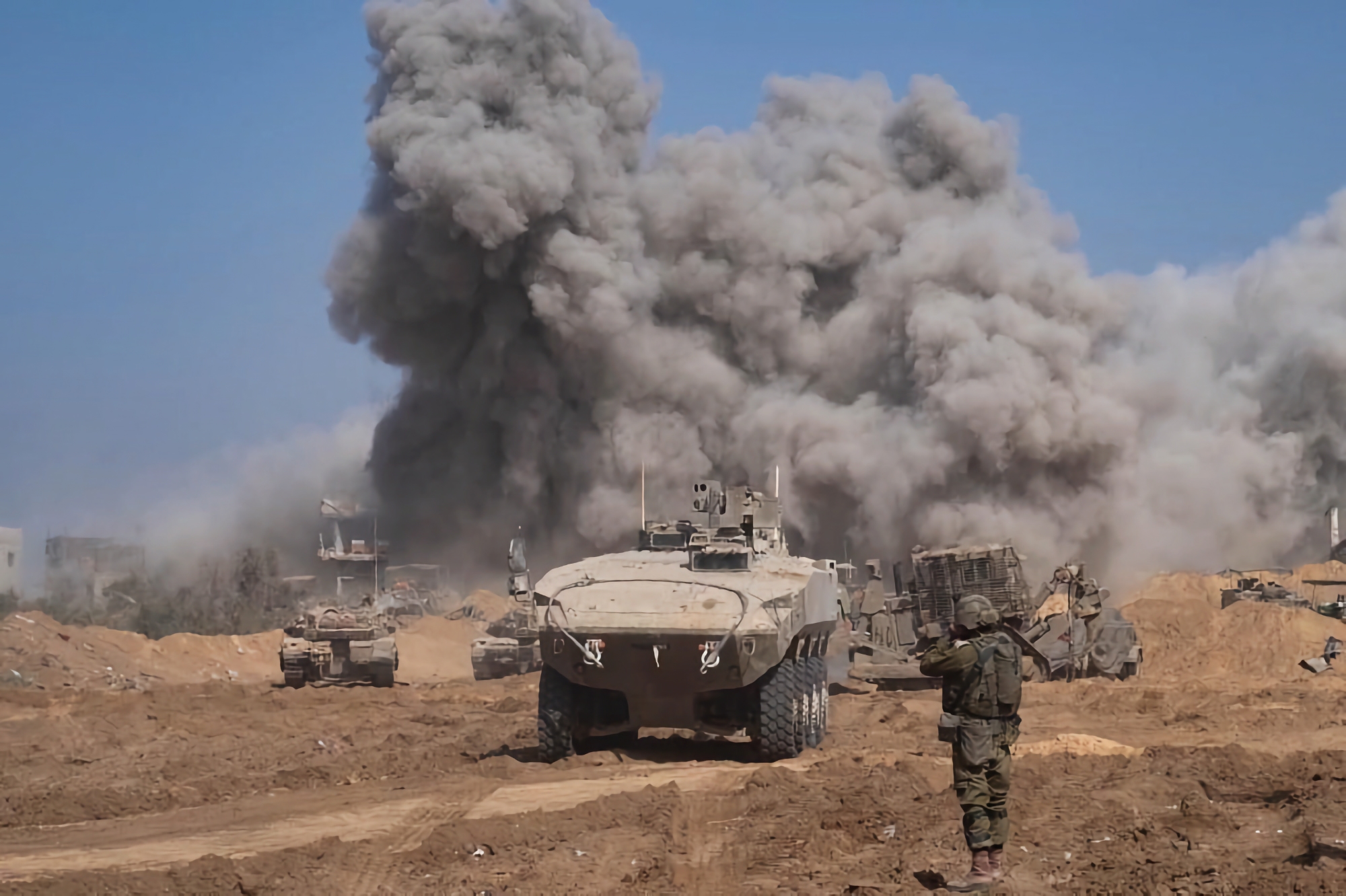 L'armée israélienne utilise de nouveaux véhicules blindés de transport de troupes Eitan contre les terroristes du Hamas dans la bande de Gaza L'armée israélienne utilise de nouveaux véhicules blindés de transport de troupes Eitan contre les terroristes du Hamas dans la bande de Gaza