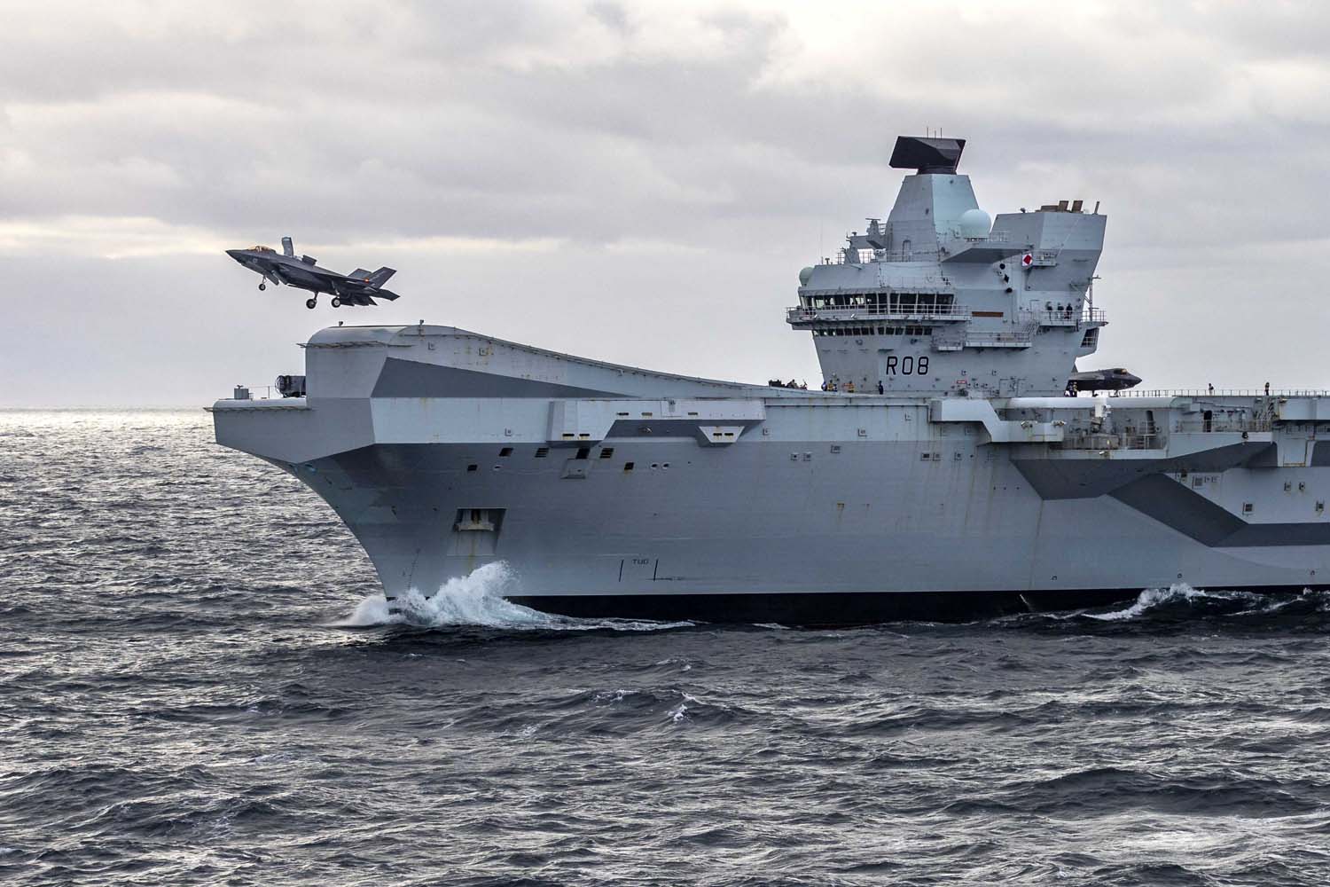 Le porte-avions britannique HMS Queen Elizabeth, qui transporte des chasseurs de cinquième génération F-35B Lightning II, est passé sous le commandement de l'OTAN pour la première fois dans l'histoire.-13 Le porte-avions britannique HMS Queen Elizabeth, qui transporte des chasseurs de cinquième génération F-35B Lightning II, est passé sous le commandement de l'OTAN pour la première fois dans l'histoire.-13