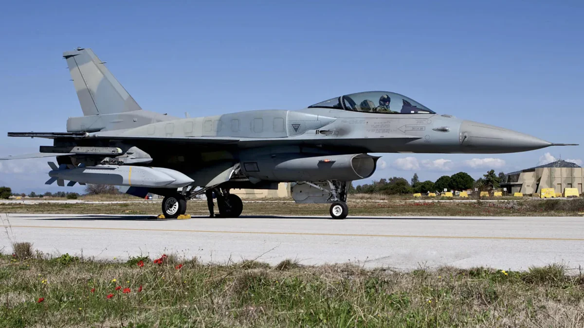 Chasseur grec F-16 avec des bombes AGM-154 JSOW Chasseur grec F-16 avec des bombes AGM-154 JSOW