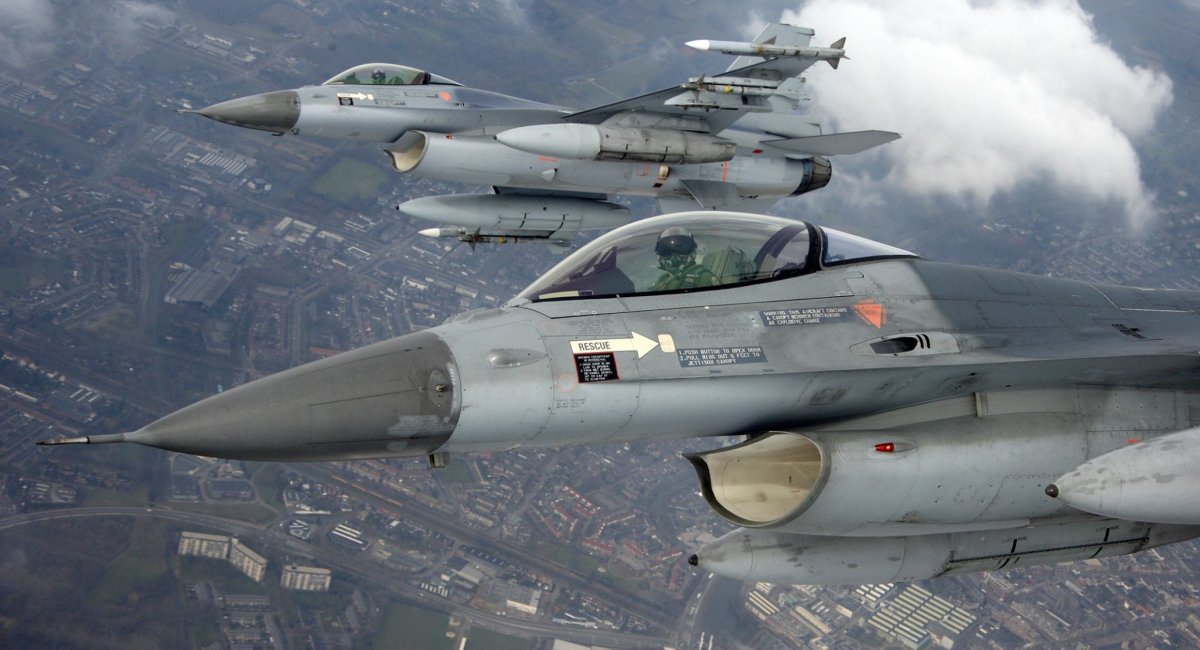 Ф-16. Illustration : Koninklijke Luchtmacht et Flyvevaben Chasseur F-16 contre le ciel