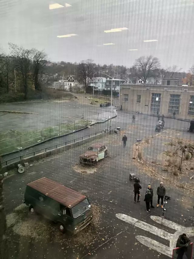 Nouvelles images de l'après-apocalypse nucléaire sur le plateau de tournage de l'adaptation cinématographique de Fallout-2 Nouvelles images de l'après-apocalypse nucléaire sur le plateau de tournage de l'adaptation cinématographique de Fallout-2